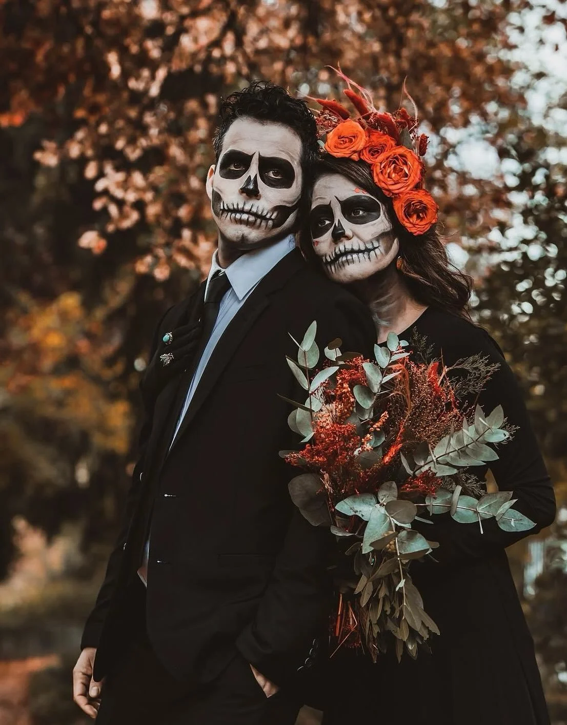 💀🌸 Desde Par&iacute;s, pero con el coraz&oacute;n en M&eacute;xico.
Este maquillaje de catrina y catr&iacute;n es mi manera de honrar una tradici&oacute;n en Noviembre que nunca olvido, sin importar la distancia.
Cada trazo es un homenaje a nuestra