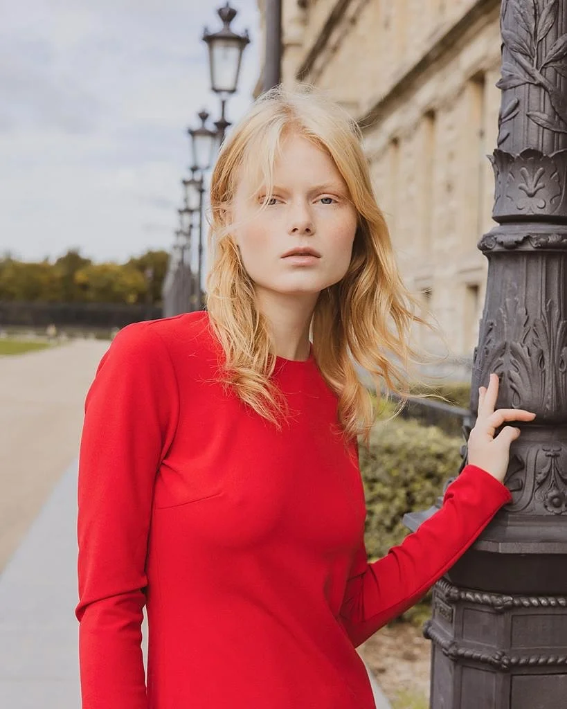 Este look no solo es maquillaje. Es intenci&oacute;n, t&eacute;cnica y amor por el detalle 💄

Para @emilyliptow trabaj&eacute; un estilo que resaltara su belleza natural
con un toque editorial: piel radiante + estructura sutil + rojo intenso = 🔥

?