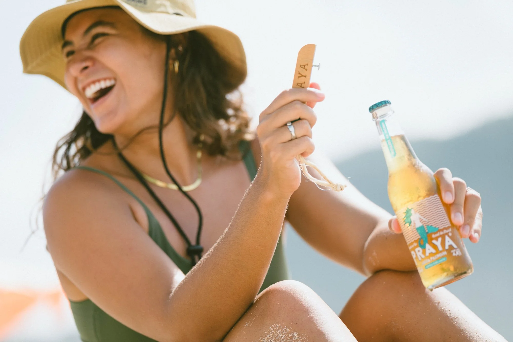 jasmim avelino com cerveja praya