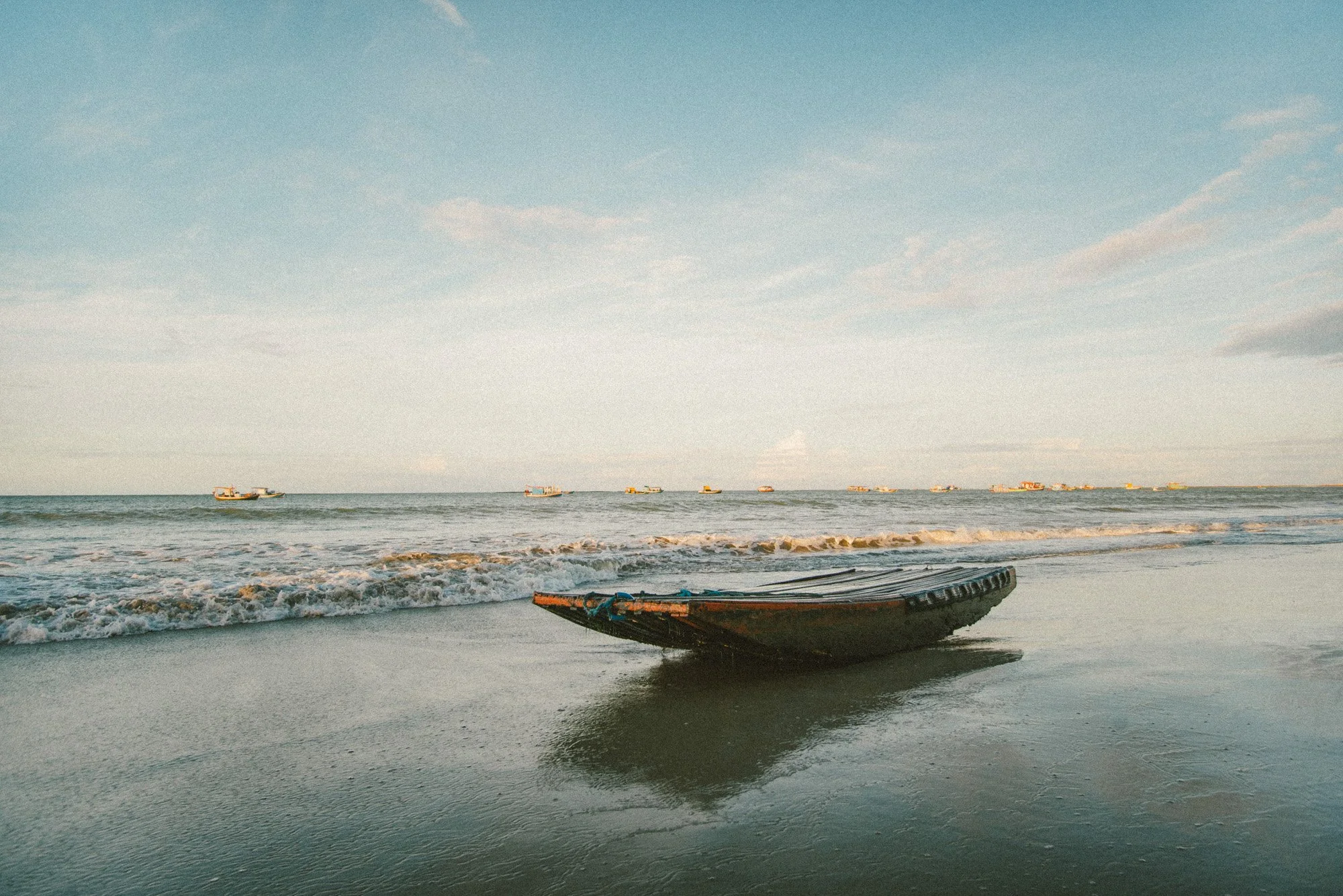 foto de barco na praia para quadro de decoração