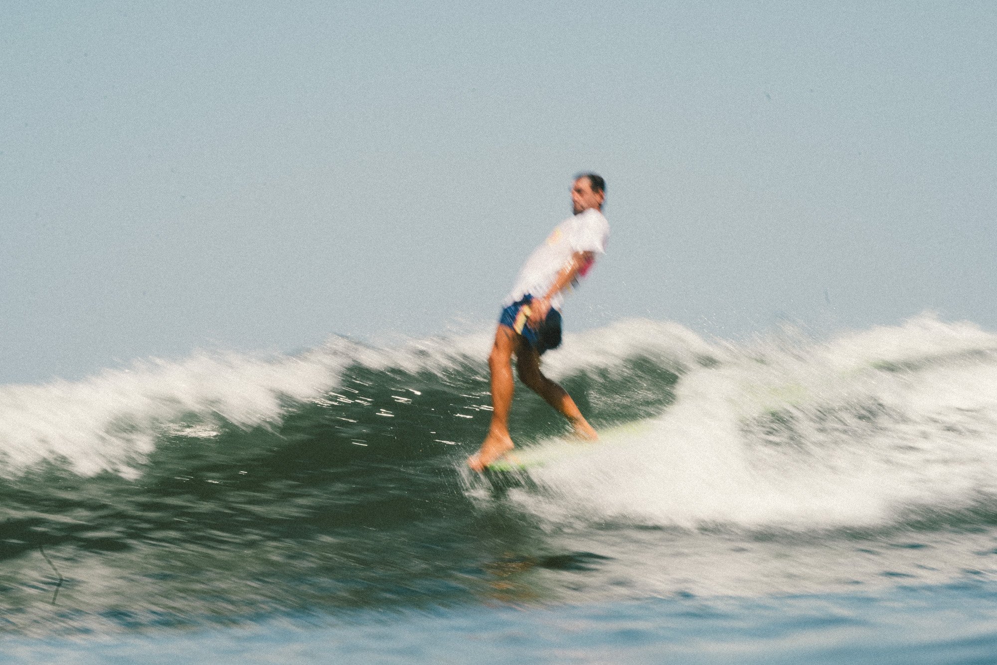 longoboarder profissional surfando em anclote punta de mita méxico