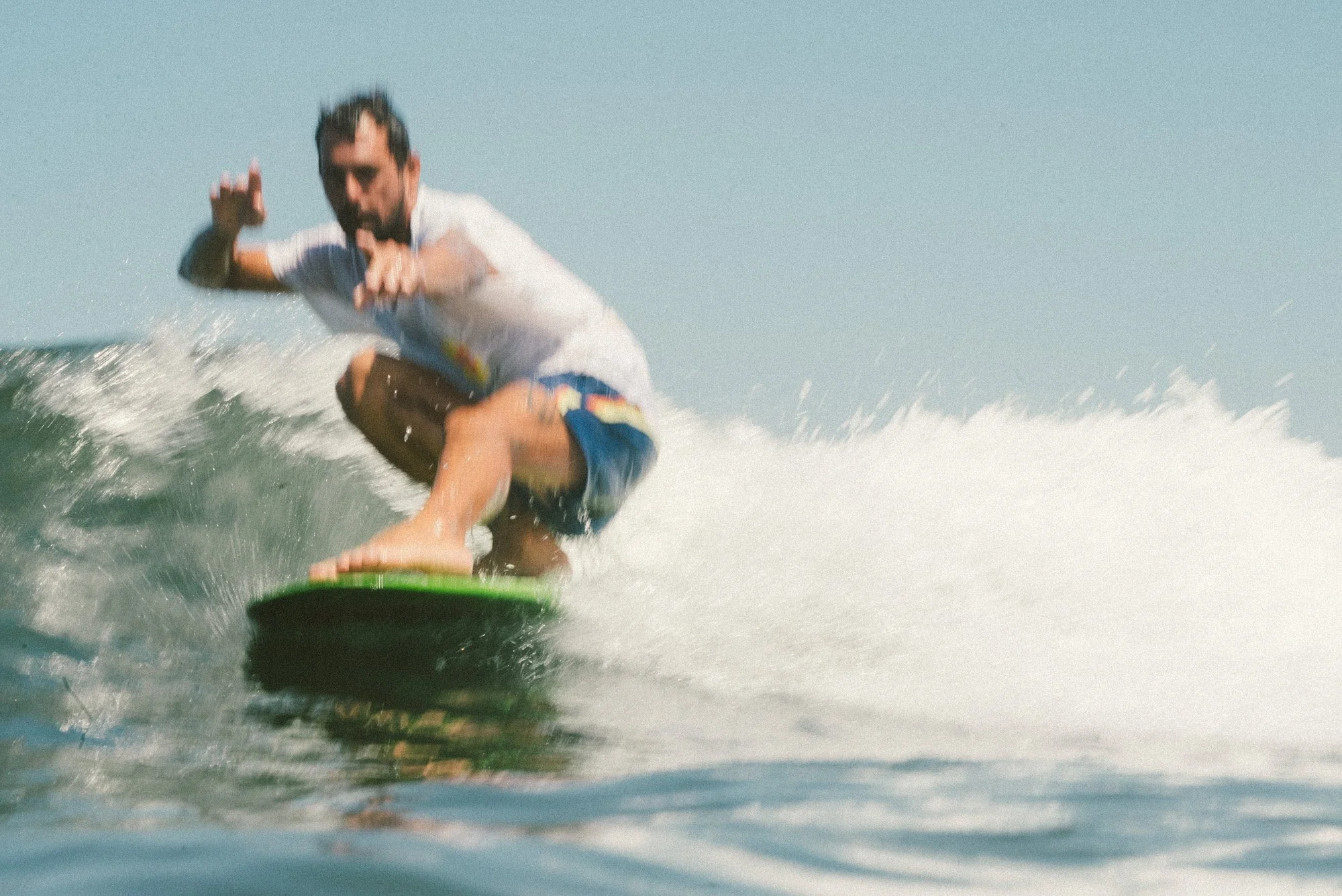 foo em velocidade baixa de surf