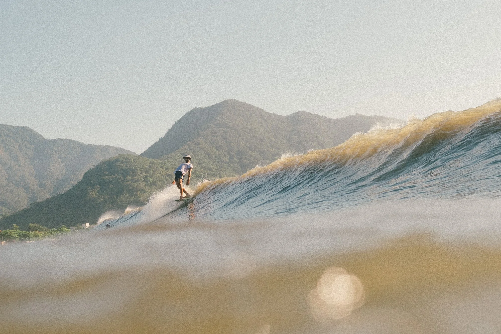 onda longa com matheus prado surfando