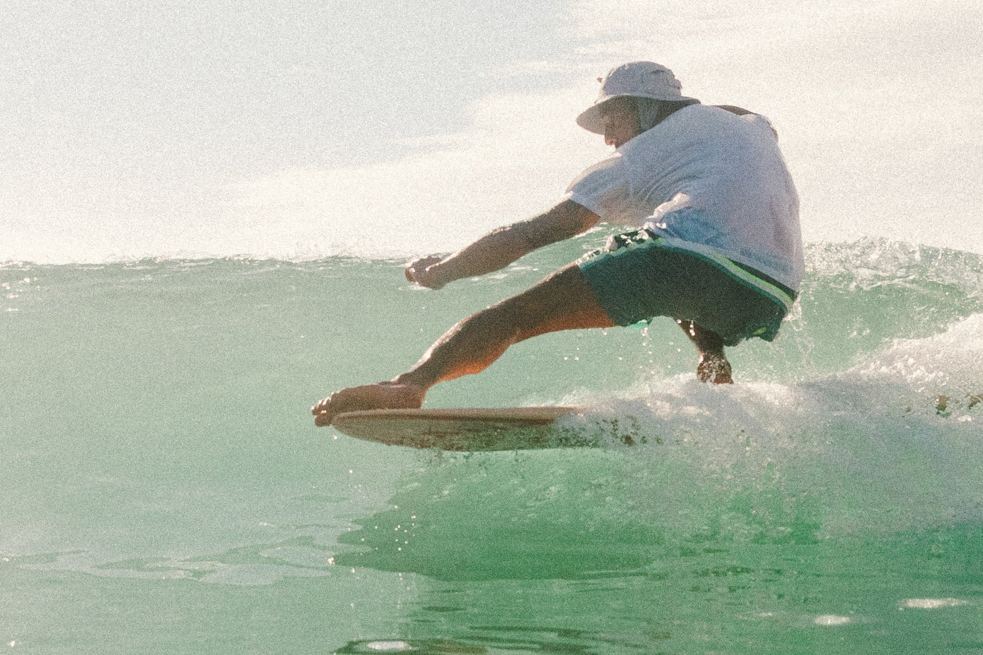 fotografia de surf na água com caixa estanque