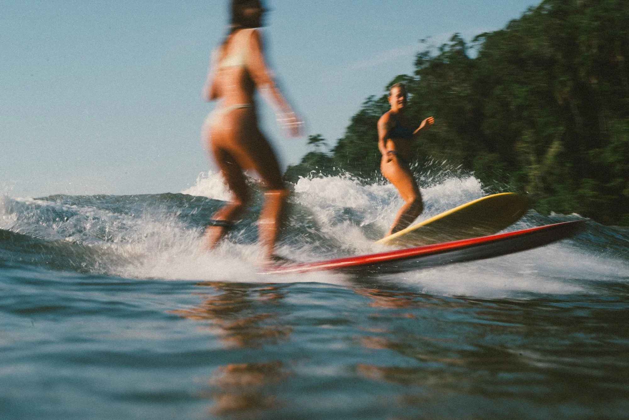 amigas surfando de longboard
