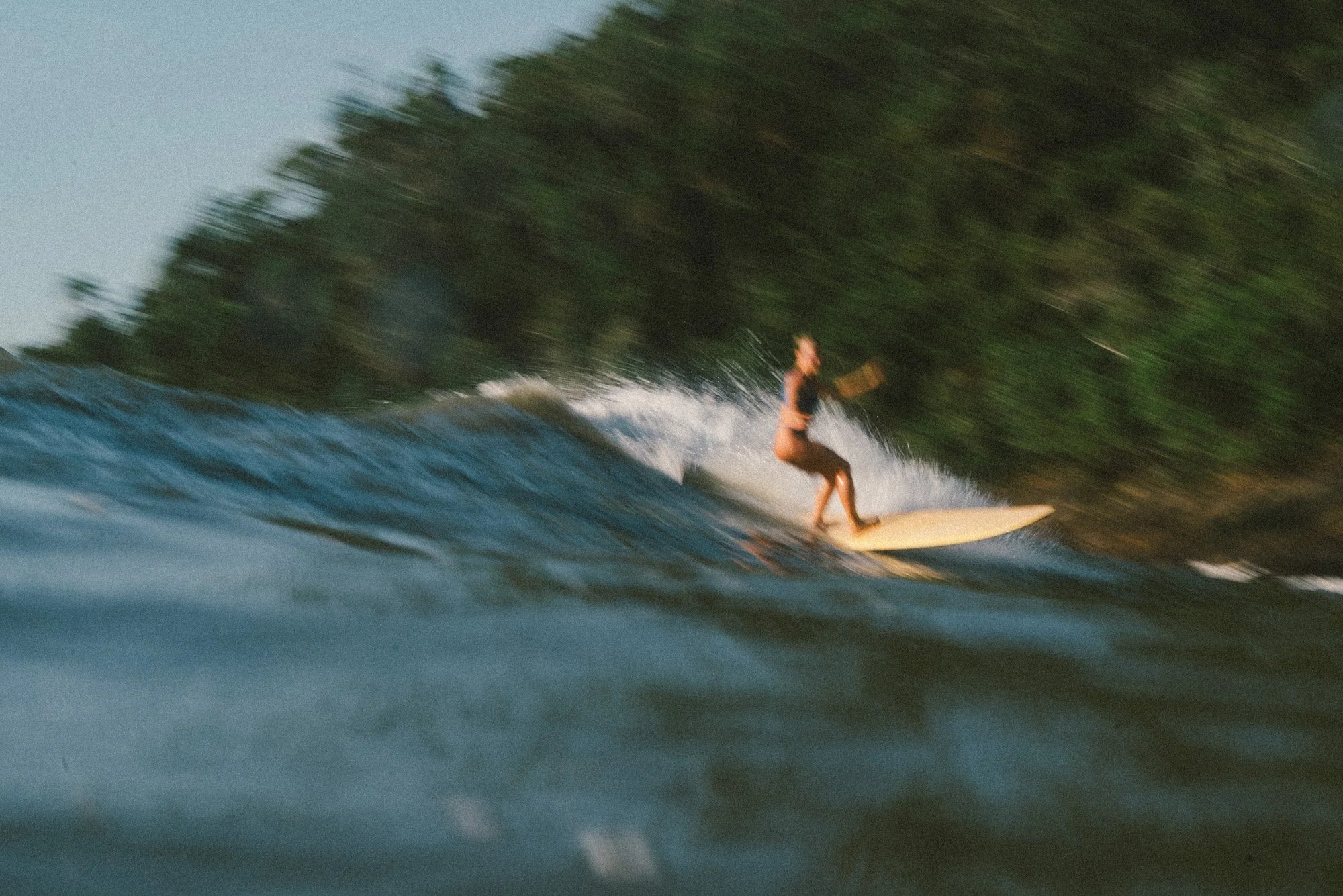 chiara surfando de longboard no perequê ubatuba
