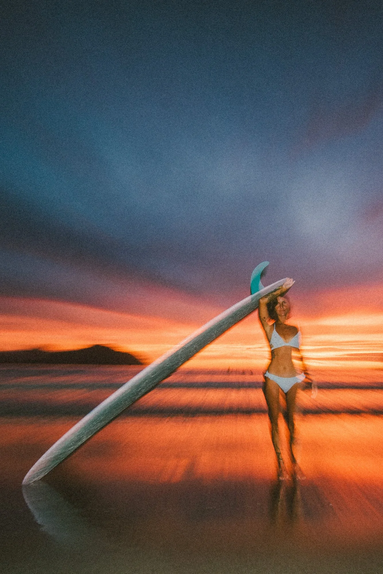 mari marcelli com pranchão de longboard