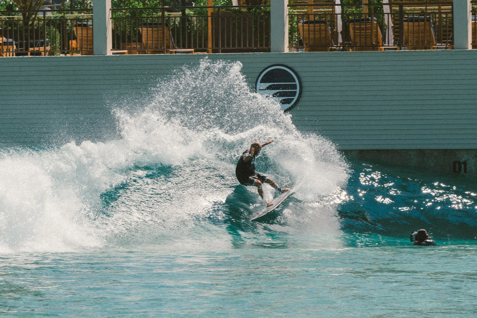 manobra radical de surf na piscina de onda são paulo surf club