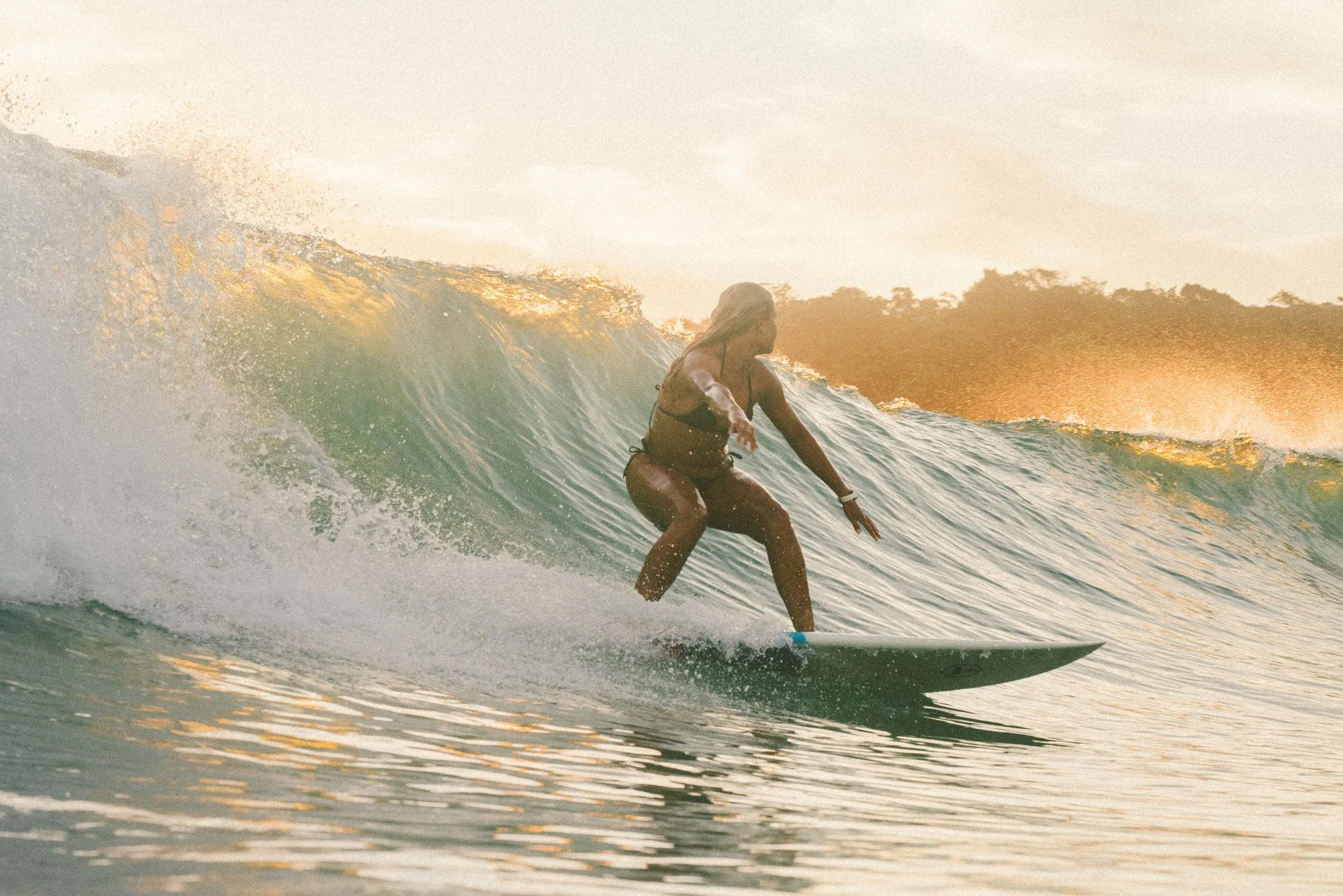 lua soares surfando no camburi