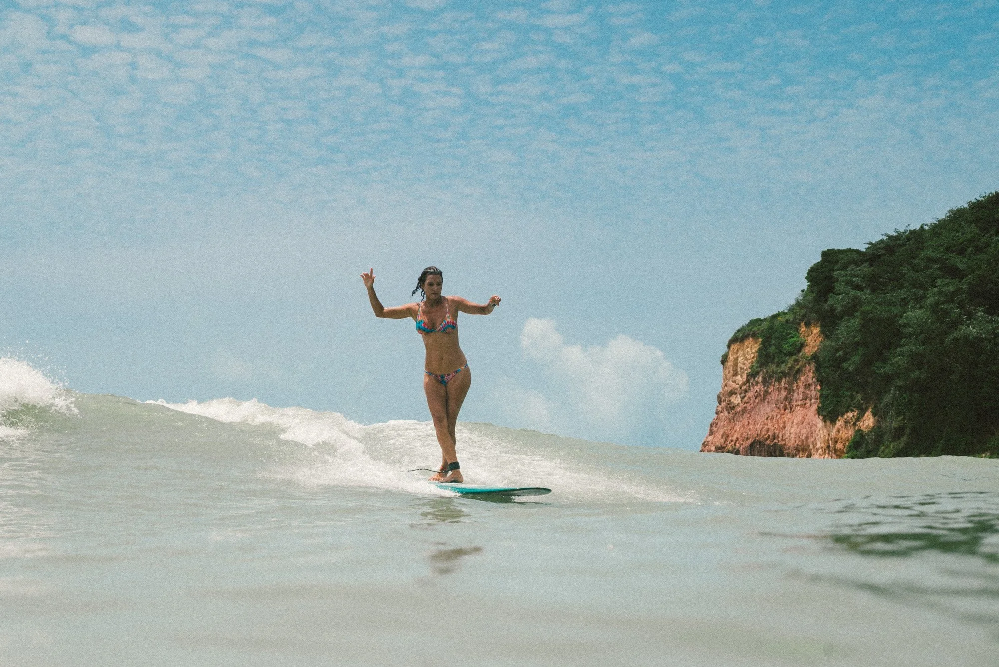 dani reis surfando na praia do madeiro em pipa rio grande do norte rn