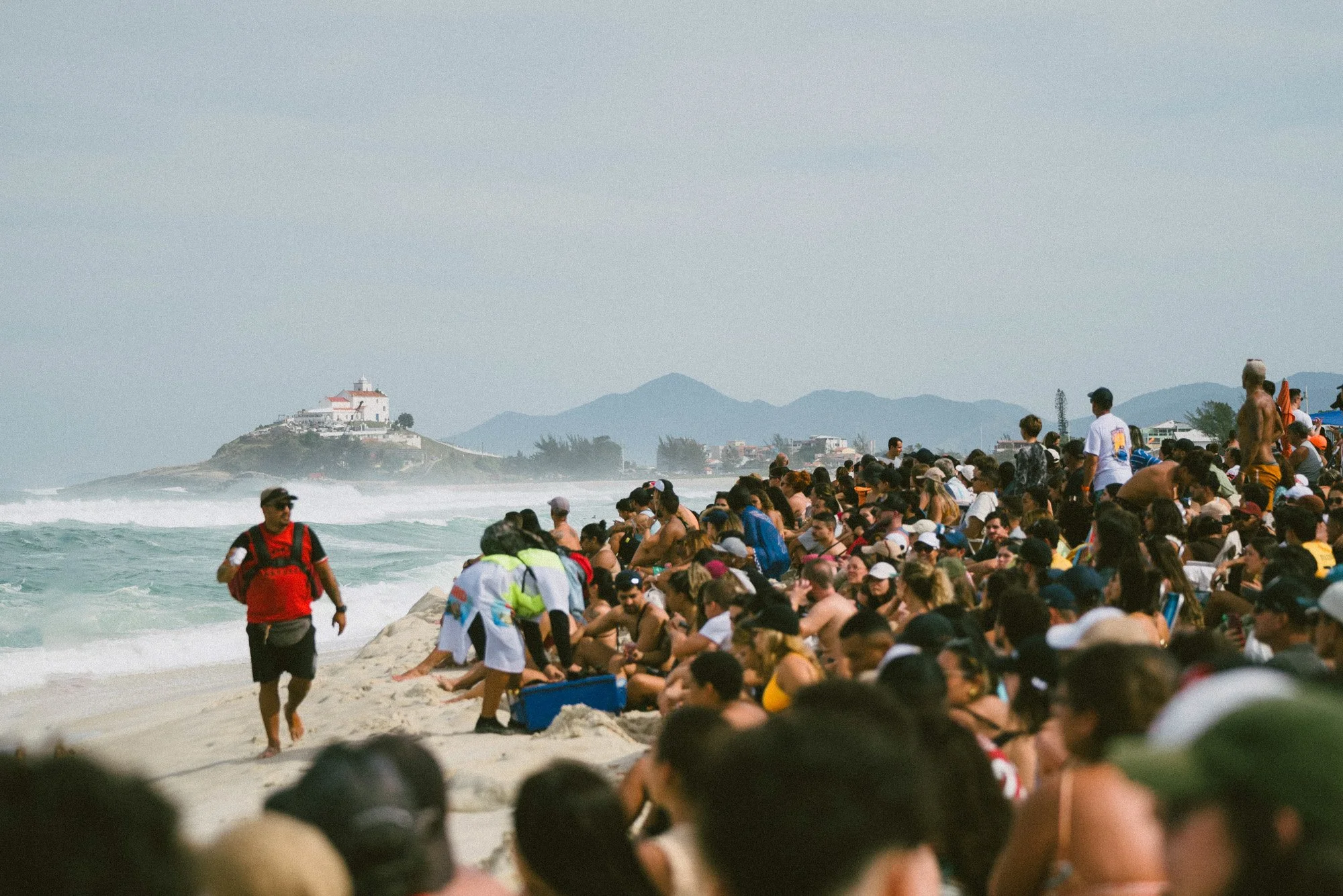 paisagem da igreja de saquarema no wsl mundial de surf brasil