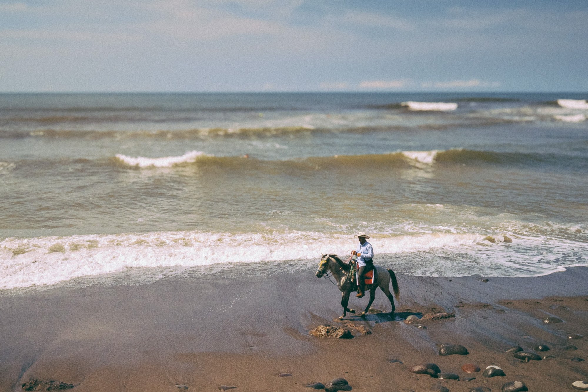 homem a cavalo na praia el sunzal de el salvador