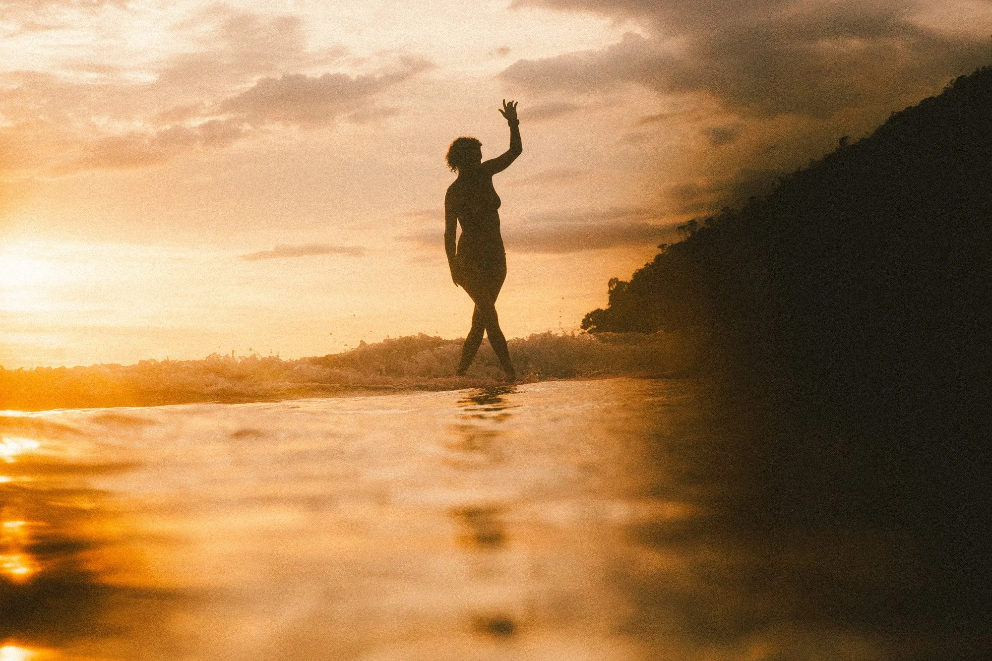fotografa de surf longboard na água