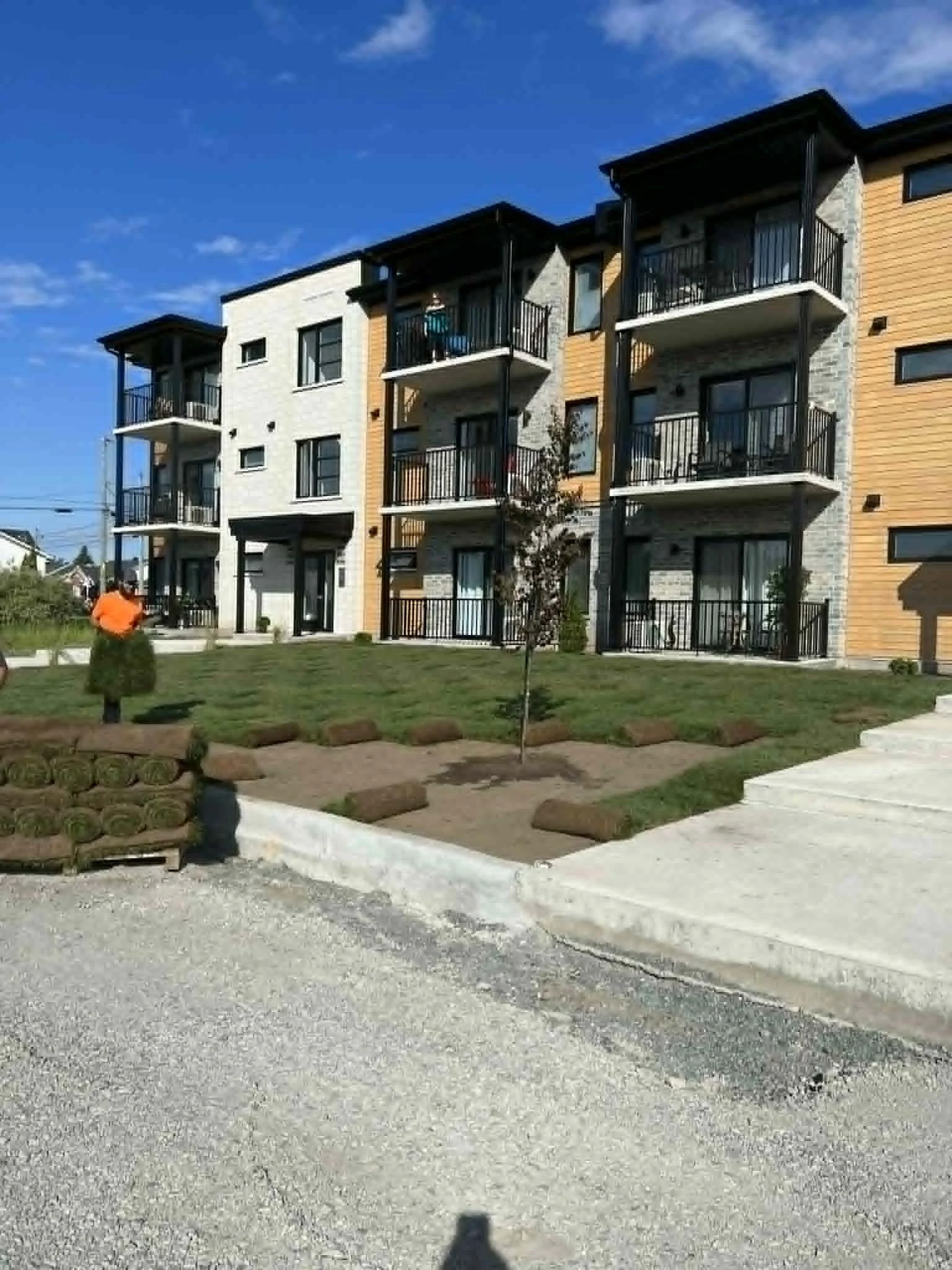 Installation et pose de tourbe fraîche pour un nouveau gazon vert à Victoriaville.
