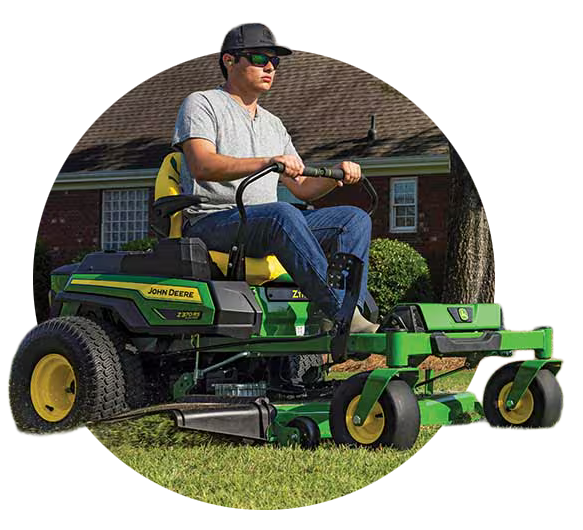 Tracteur de pelouse commercial en action pour l'entretien paysager à Victoriaville.