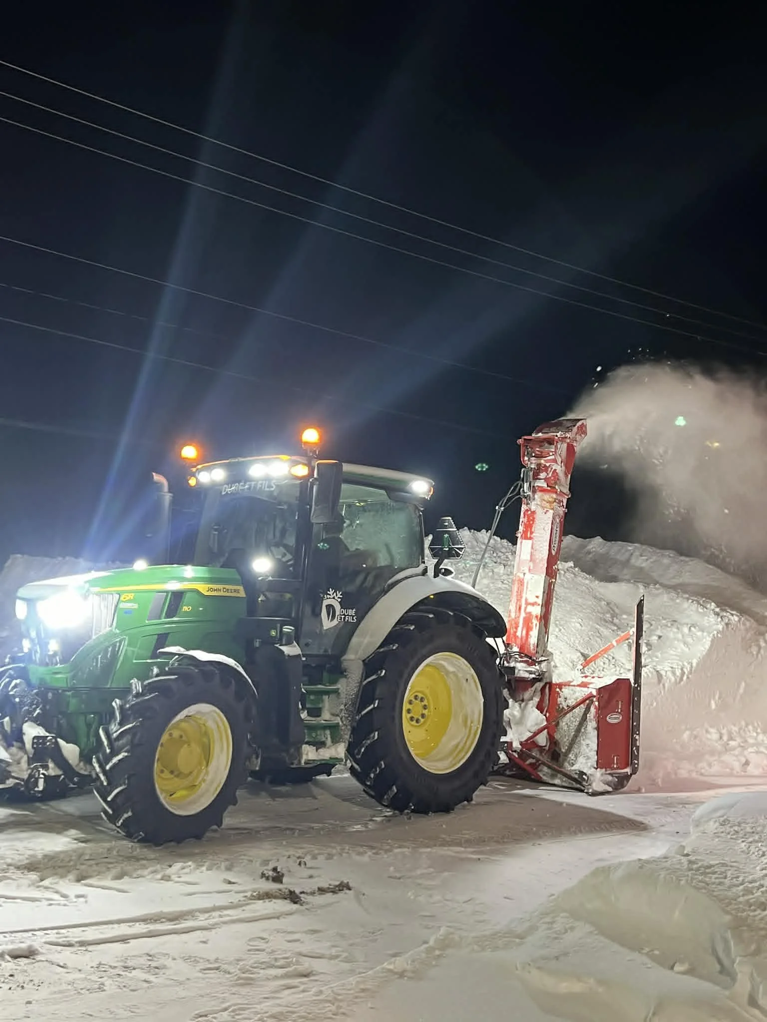 Déneigement rapide à Victoriaville par un tracteur Dubé et Fils.