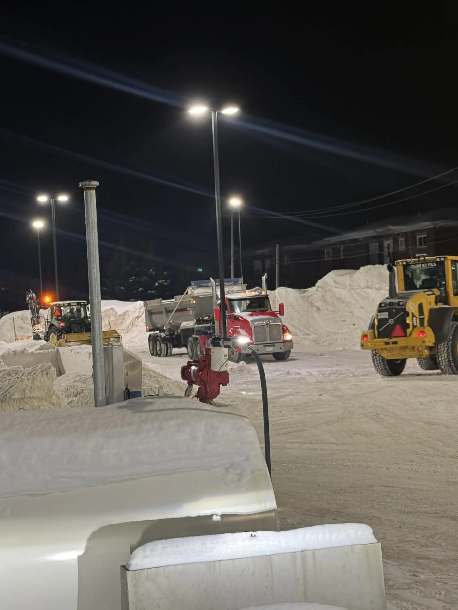 Déneigement commercial de nuit pour un stationnement d'entreprise à Victoriaville.