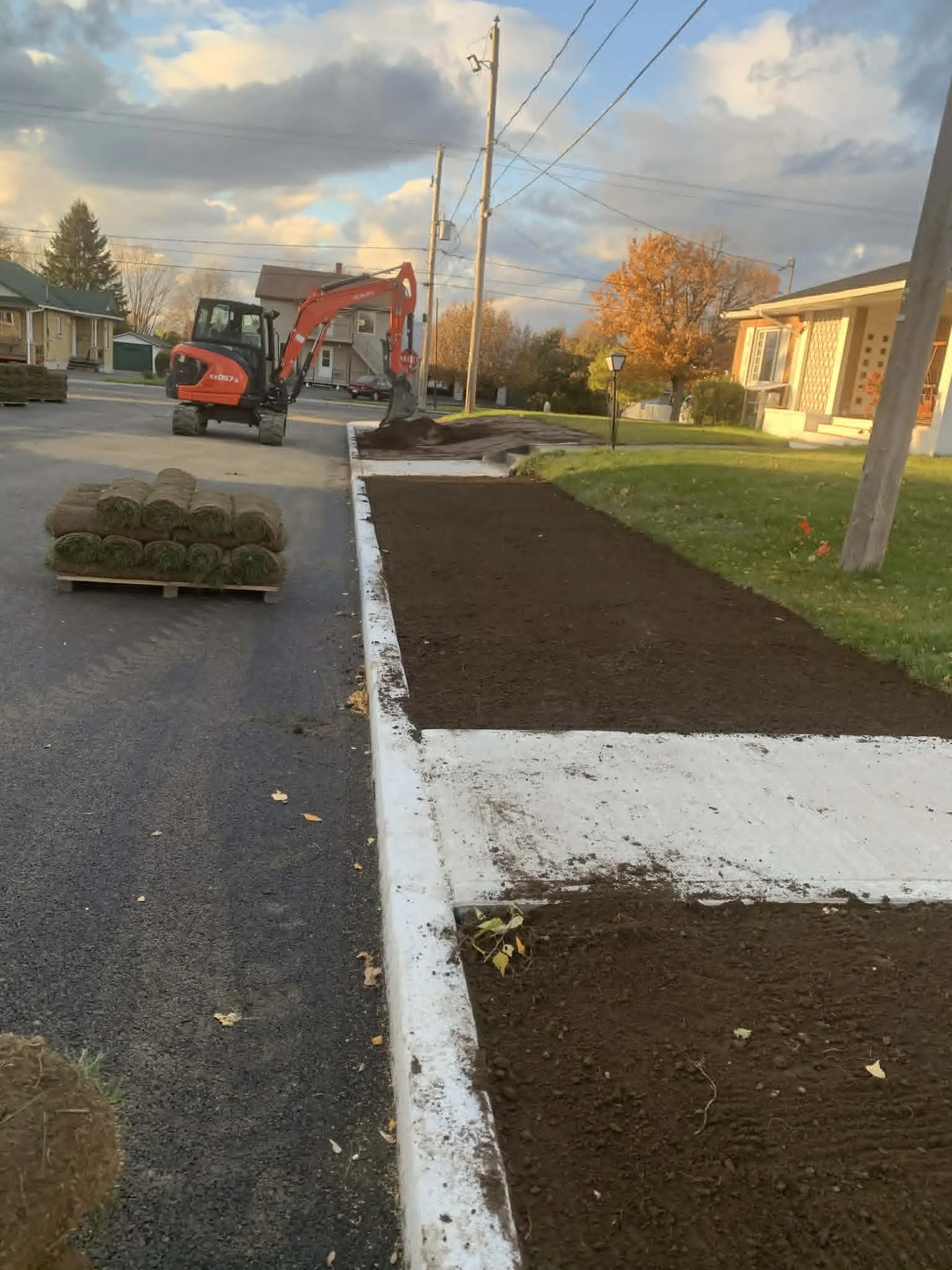 Pelouse verte et saine grâce à l'entretien paysager Dubé et Fils à Victoriaville.