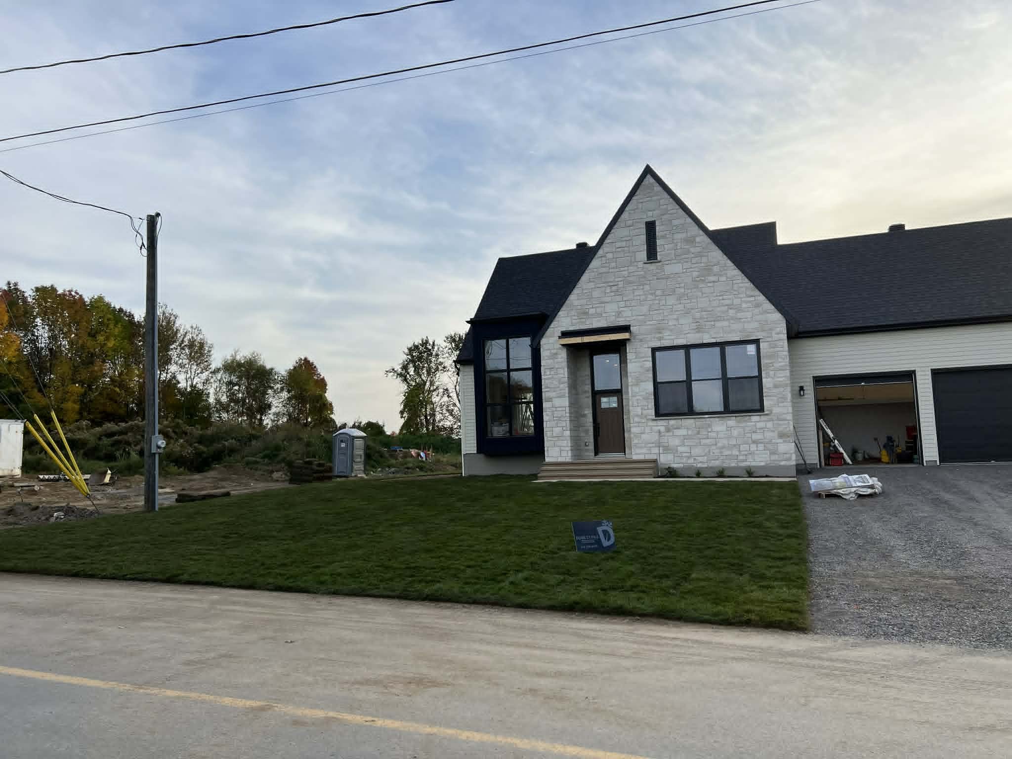 Installation de gazon en rouleau sur un terrain résidentiel à Victoriaville.