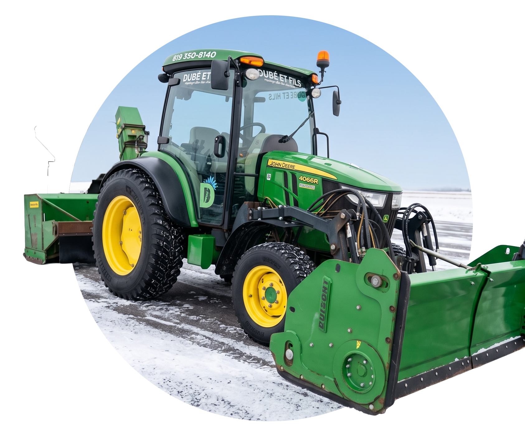 Déneigement rapide à Victoriaville par un tracteur Dubé et Fils.
