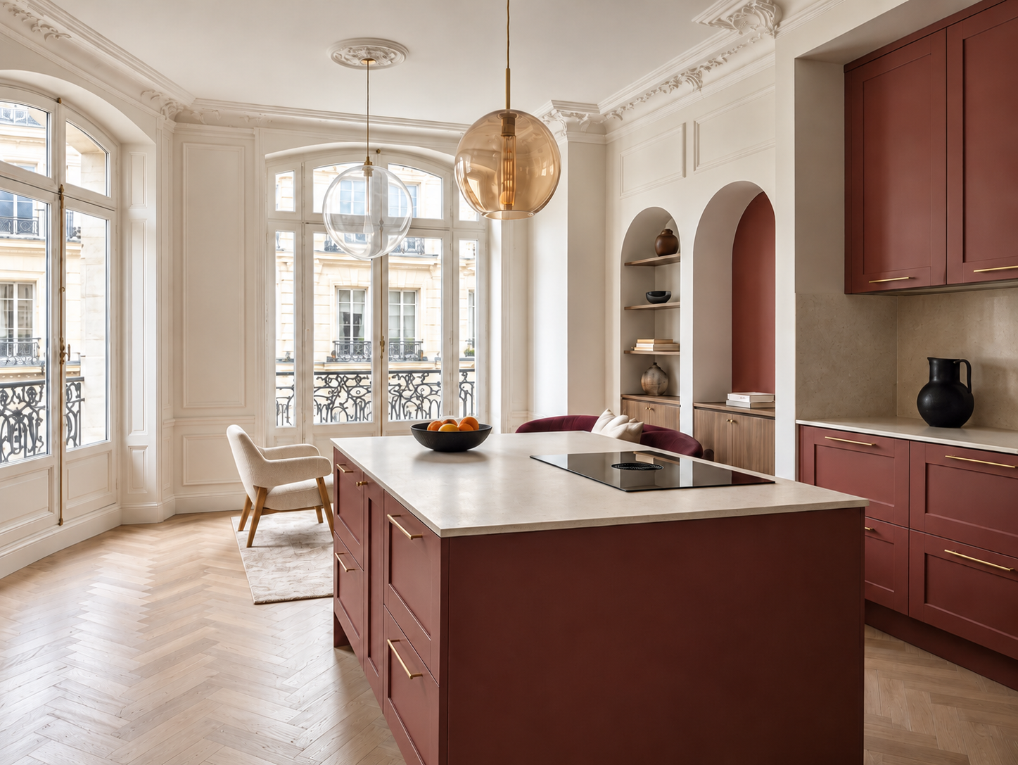 Cuisine moderne avec îlot central rouge, grandes fenêtres, parquet en bois clair, armoires rouges, décoration élégante et luminaires suspendus