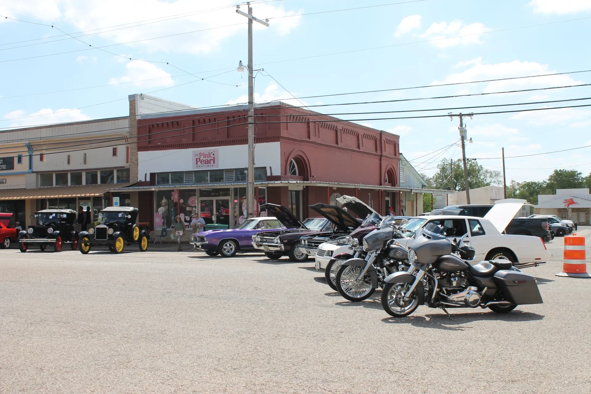 Cruzin Cruzers Car Show located on the Historic Coryell County Courthouse Square in Gatesville, Texas