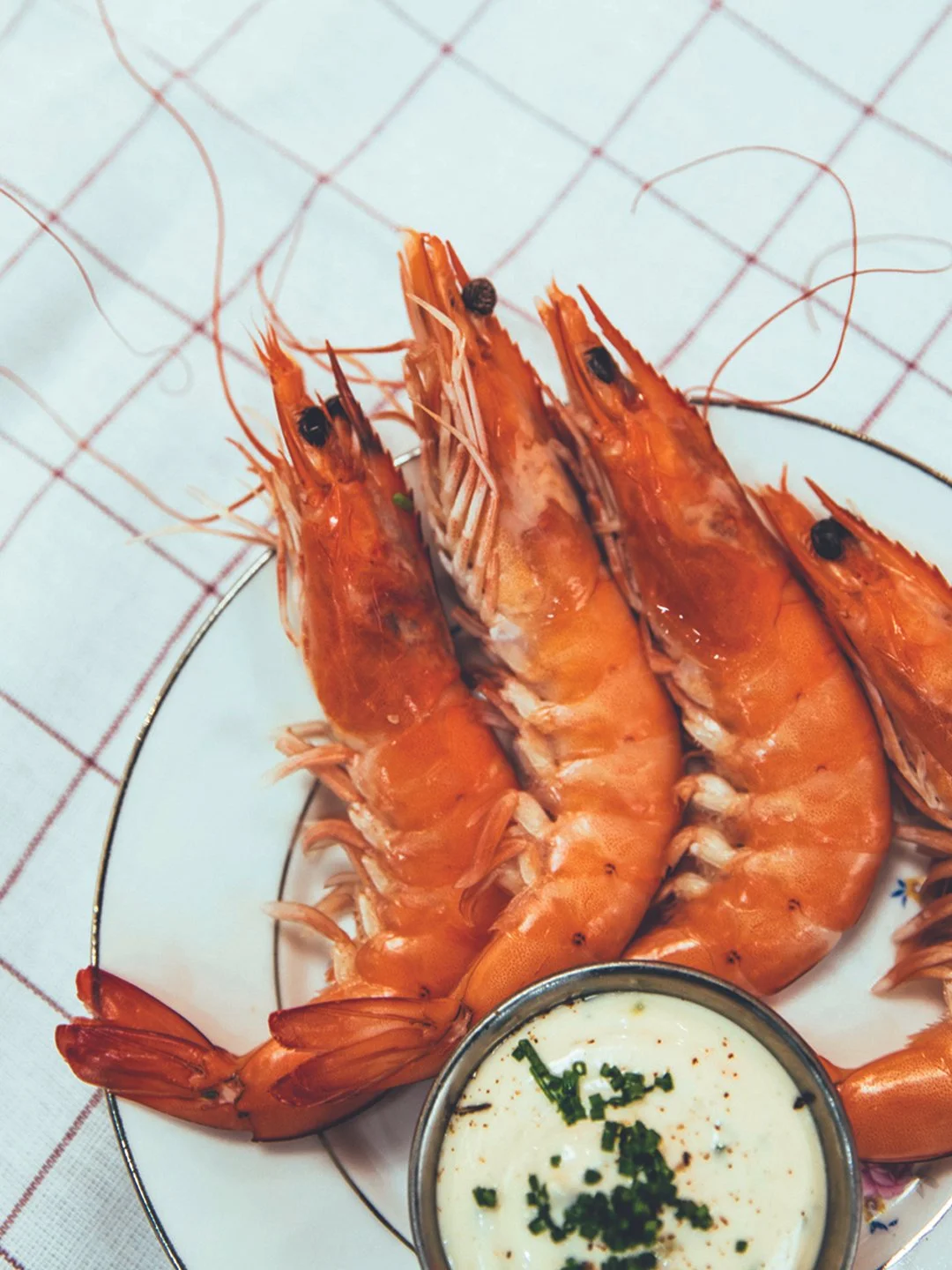 Assiette dégustation de crevettes de Madagascar. Fruits de mer à la carte et petits plats iodés du poissonnier servis minute, des l'étal à l'assiette. 