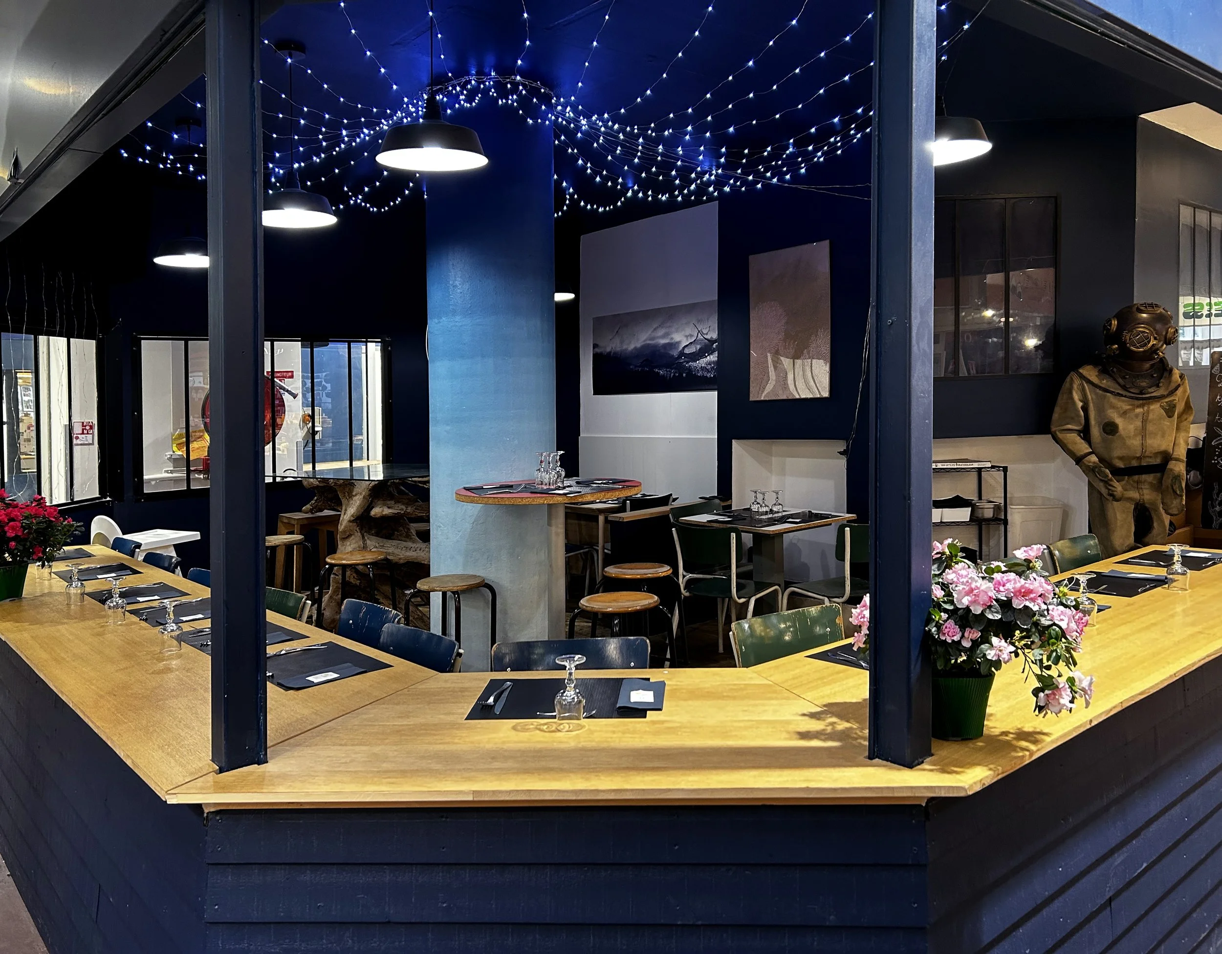 Au coeur des étals du marché Saint-Martin, Paris 10ème, dégustation sur place de fruits de mer et petits plats du poissonnier, servis minute. Service continu de 9h à 19h30. Brunch, déjeuner, apéro/dîner. 