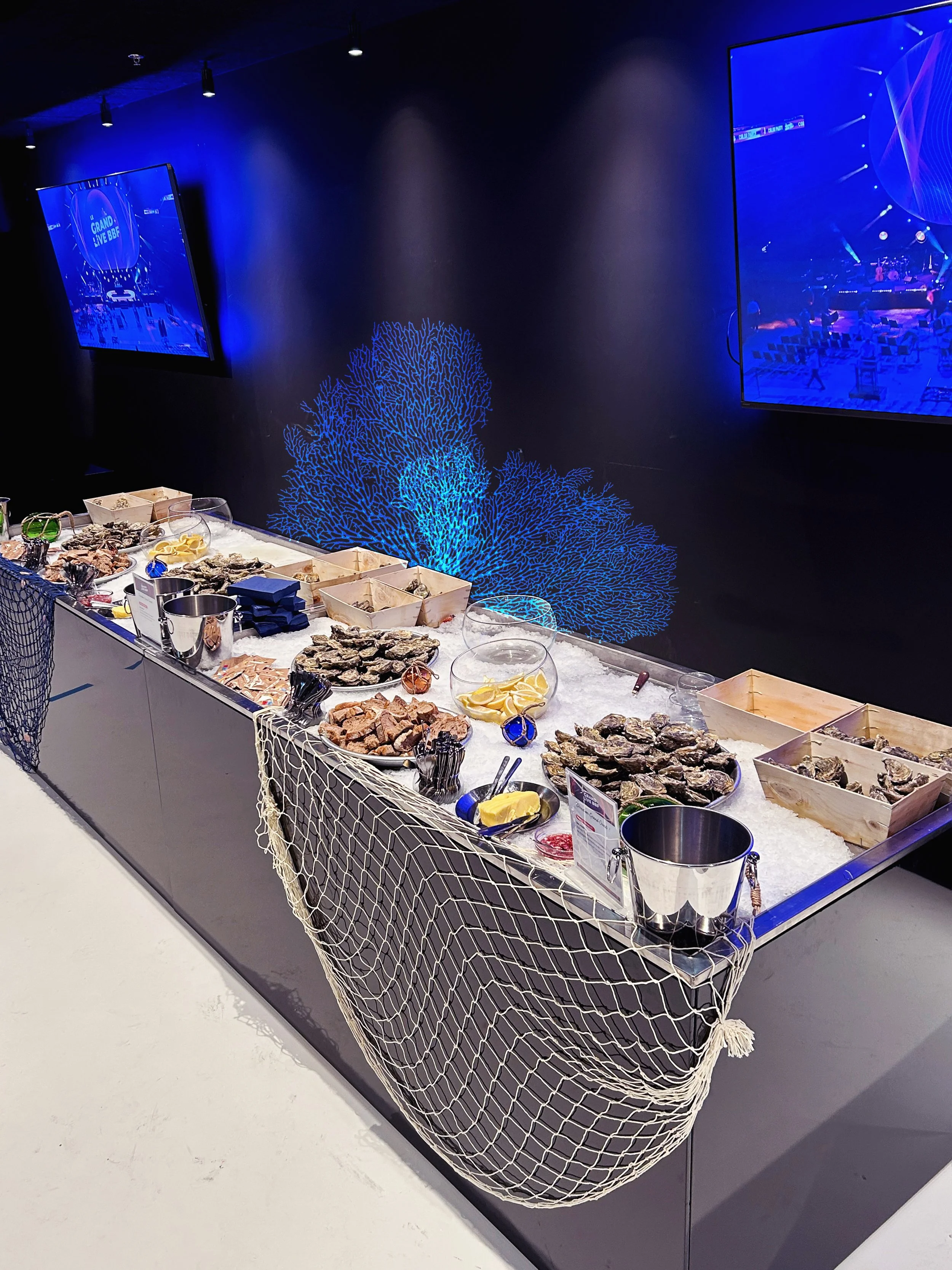 Table de fruits de mer sur un comptoir dans un restaurant