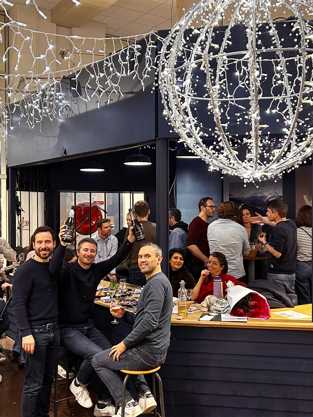 Espace restauration au coeur du marché Saint-Martin et des étals. 40 m2 privatisables pour les événements (anniversaire, mariage, baptêmes, fêtes,...). Dégustations fruits de mer et plats iodés à la demande. 