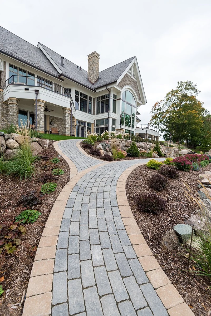 Luxurious Lakeside Living