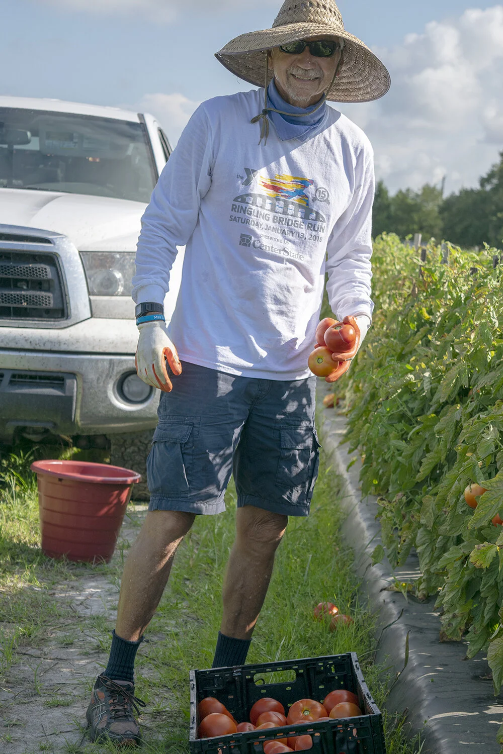 gleaning-volunteer-with-tomatoes-[1500x1000]-web.jpg