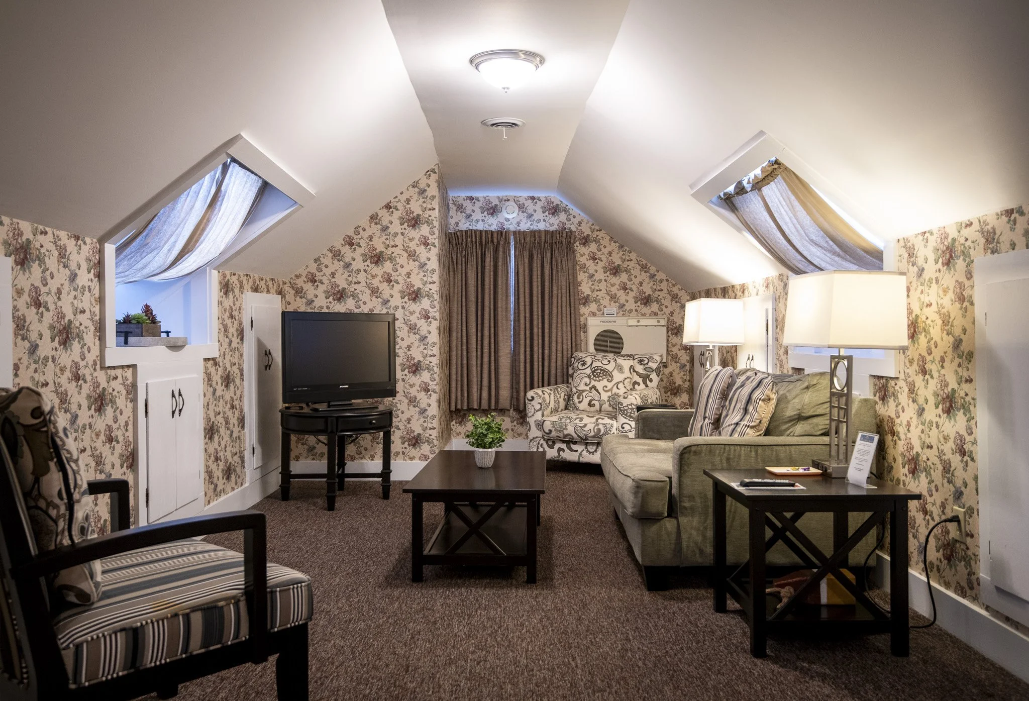 queen suite apartment_1.jpg