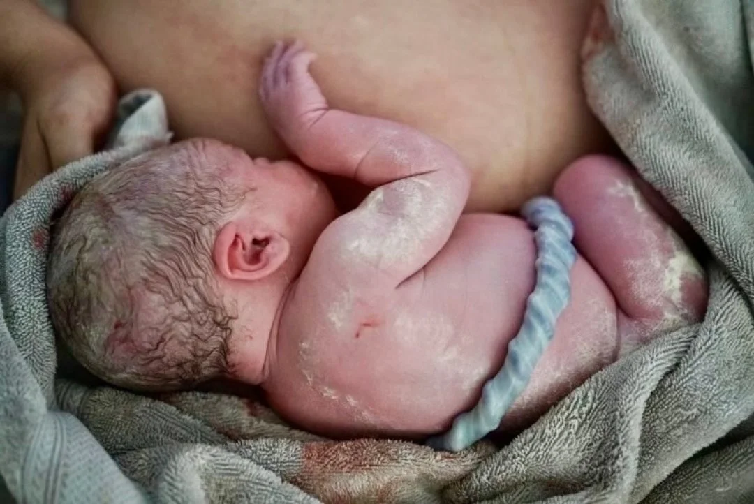 Have you ever read about the benefits of skin-to-skin contact with your baby following birth? 

An updated Cochran review from October 2025 states that "withholding skin-to-skin contact (when conducting research) would now be considered unethica