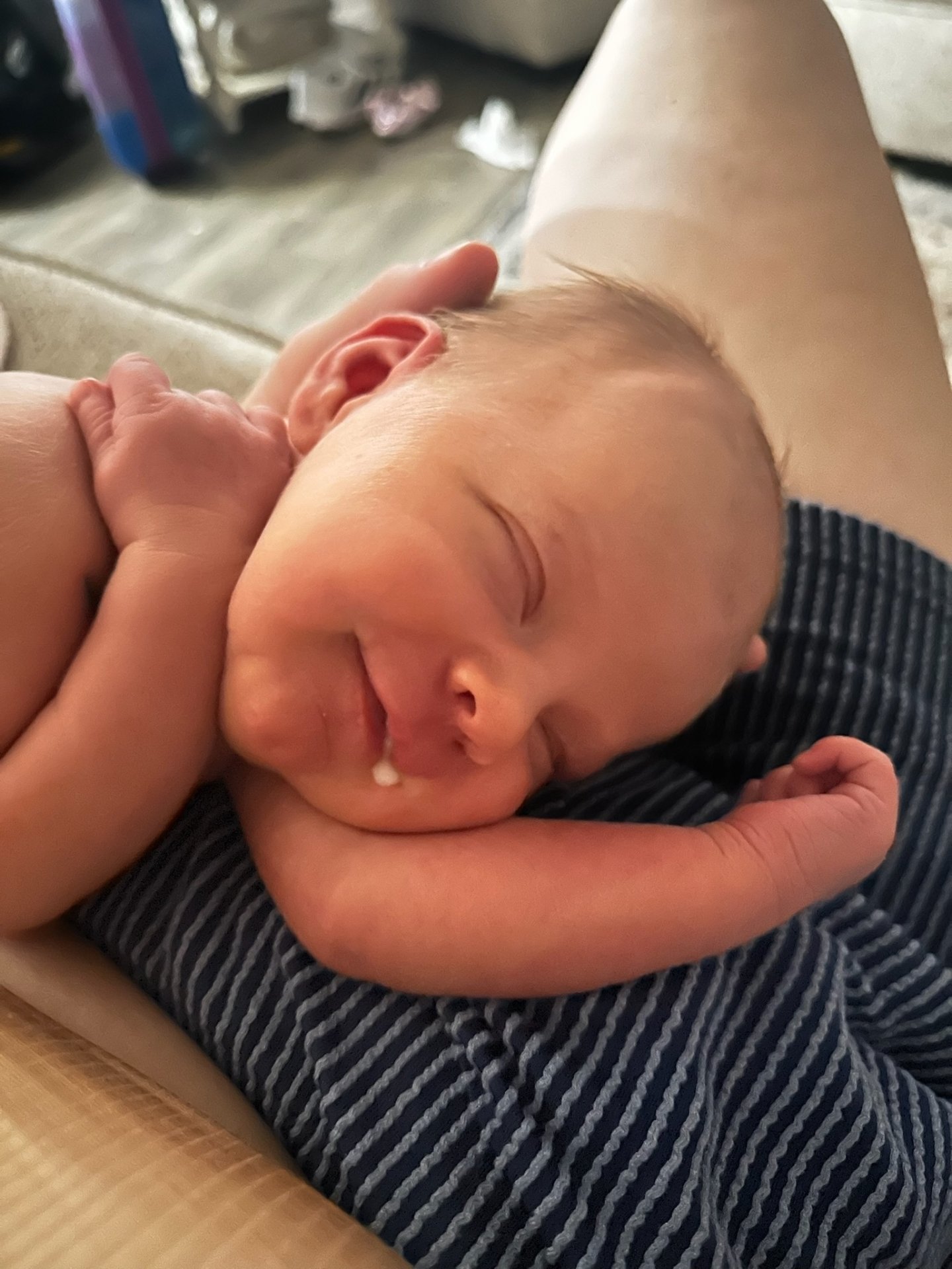 One of the simple joys of motherhood.. a content, milk drunk baby. 😍

Simple signs your baby is getting enough milk:
-Releasing the breast on their own
-Loose, open hands
-Limp and content body

Trust your baby's communication. And if you need a sou