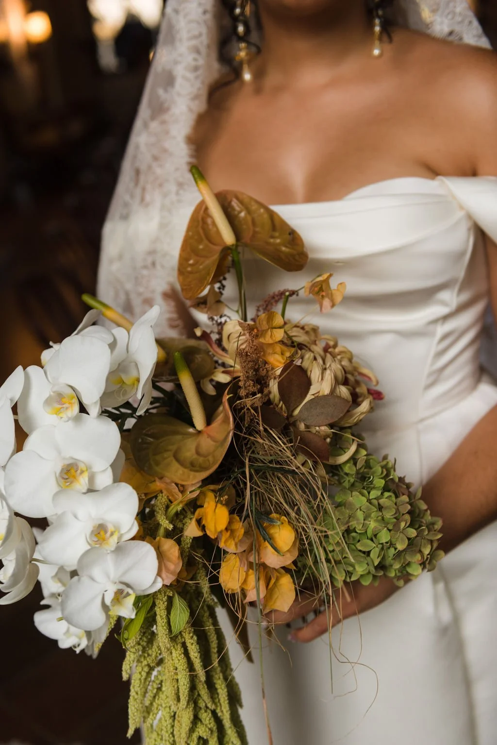 bouquet sposa con orchidee bianche, anthurium arancio, dalie e ortensie verdi