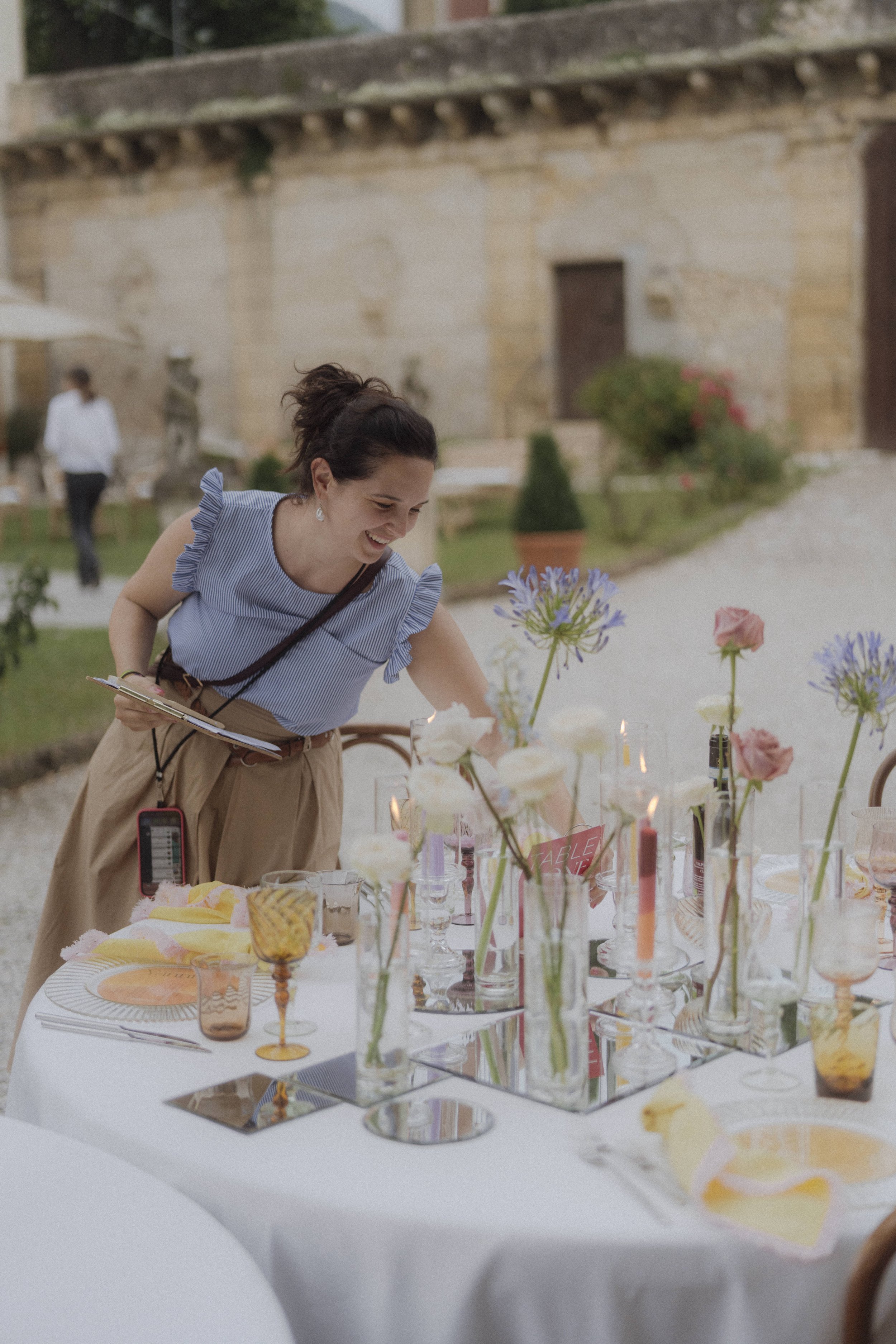 wedding planner al tavolo per controllo mise en place