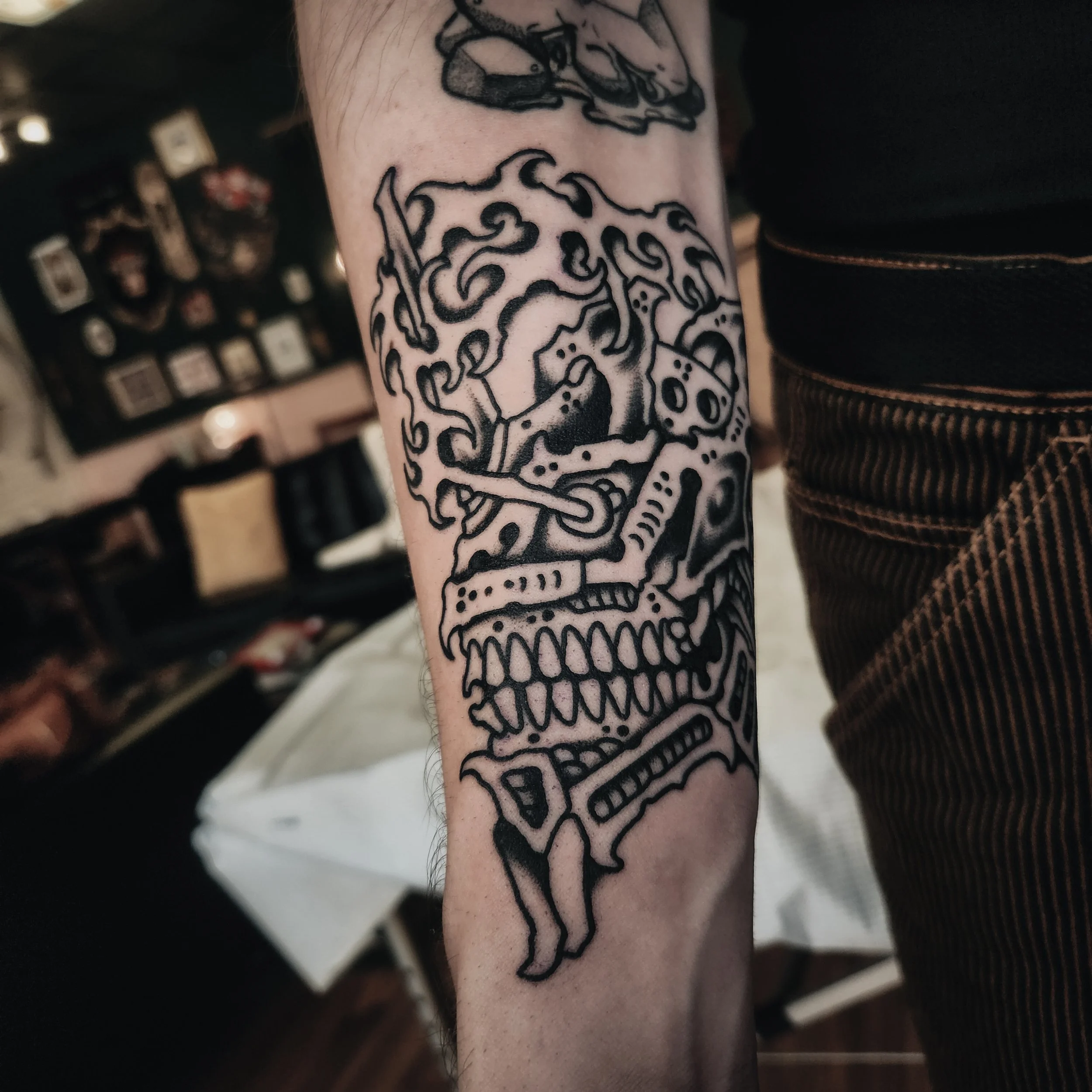 Tatouage d'un squelette d'animal sur le bras.