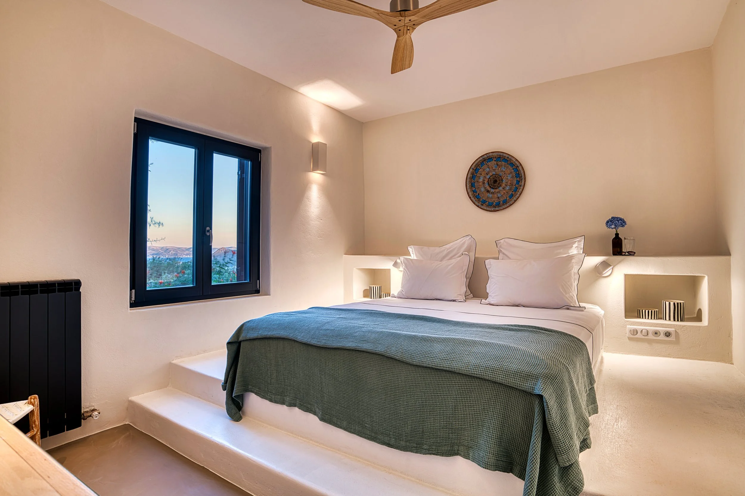 40-bedroom-kostos-paros-03.jpg