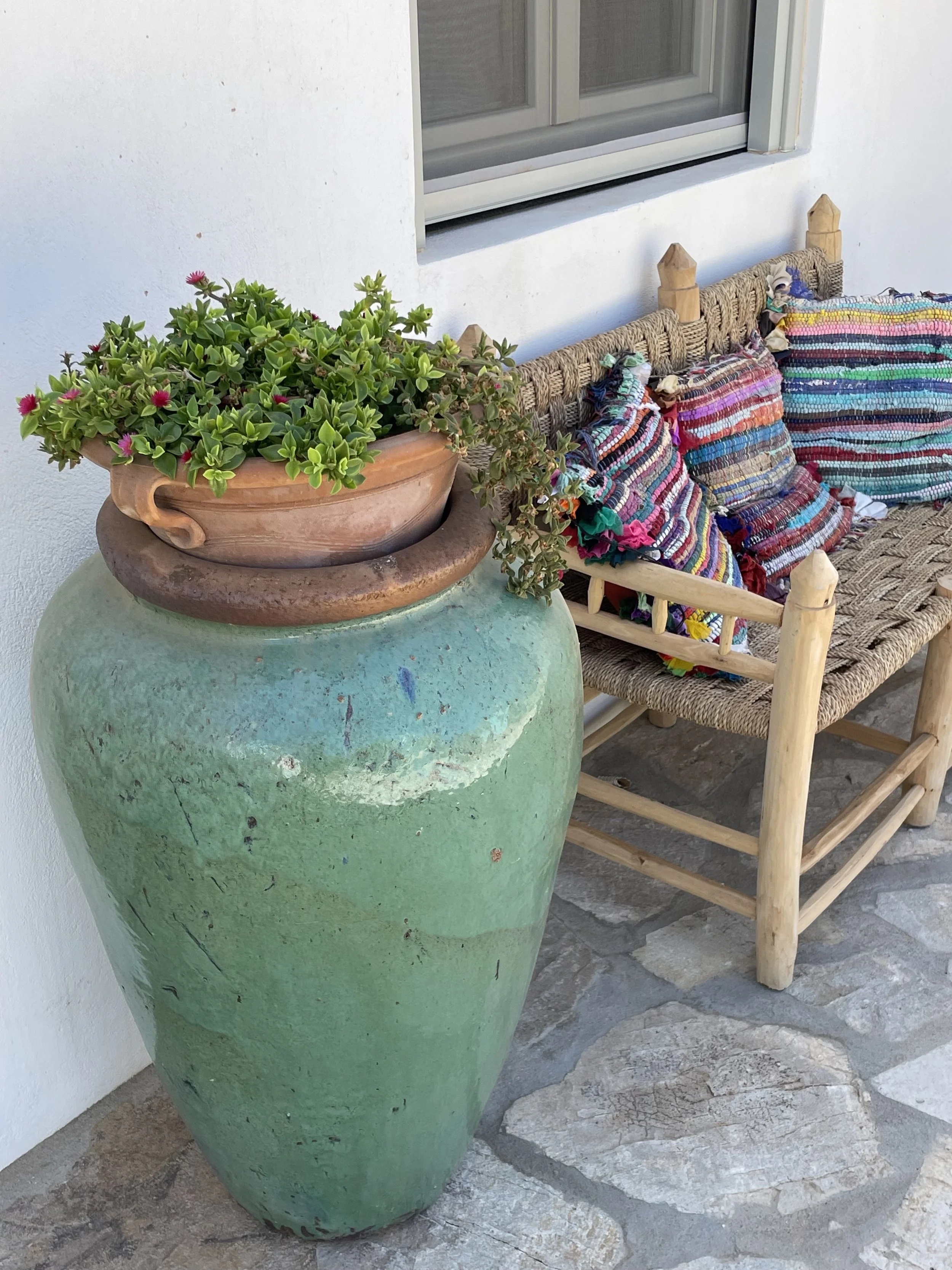 courtyard-urn-bench-antiparos-01.jpeg