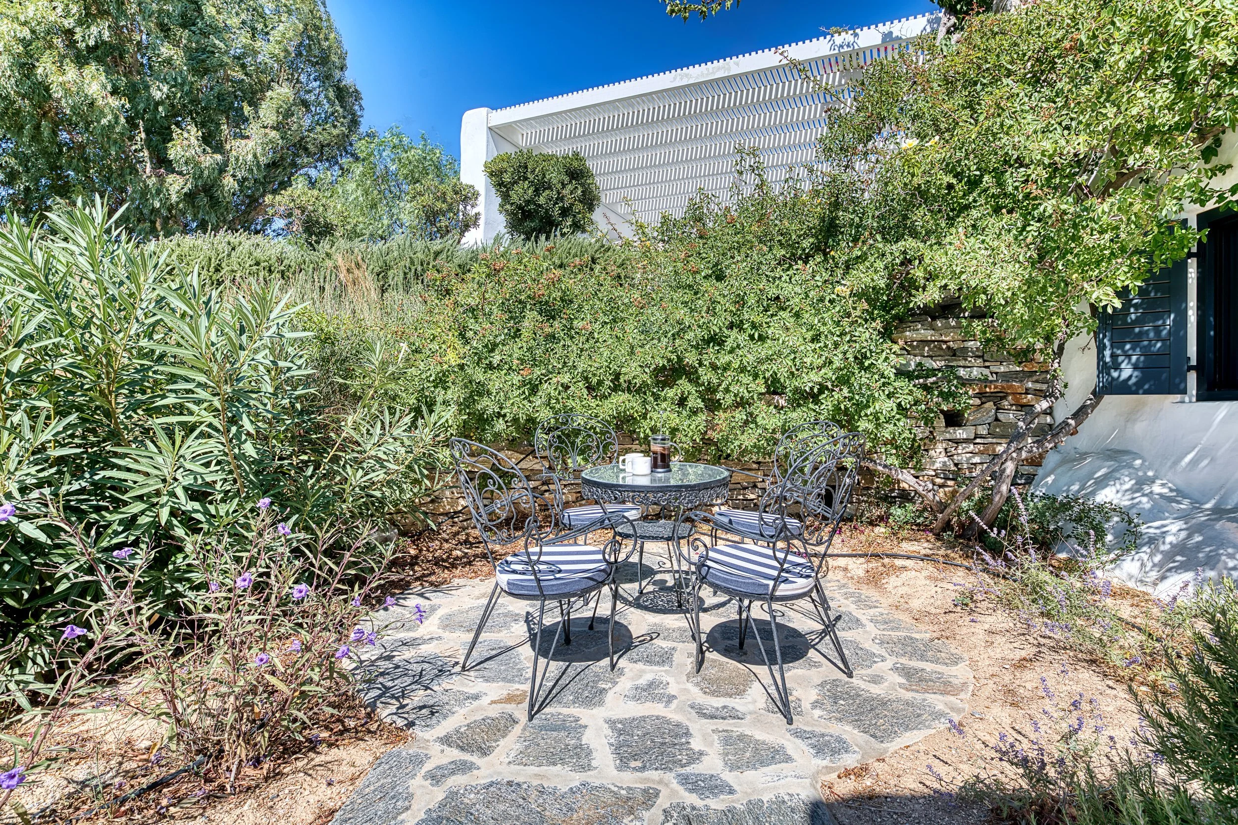 44-garden-patio-kostos-paros-01.jpg