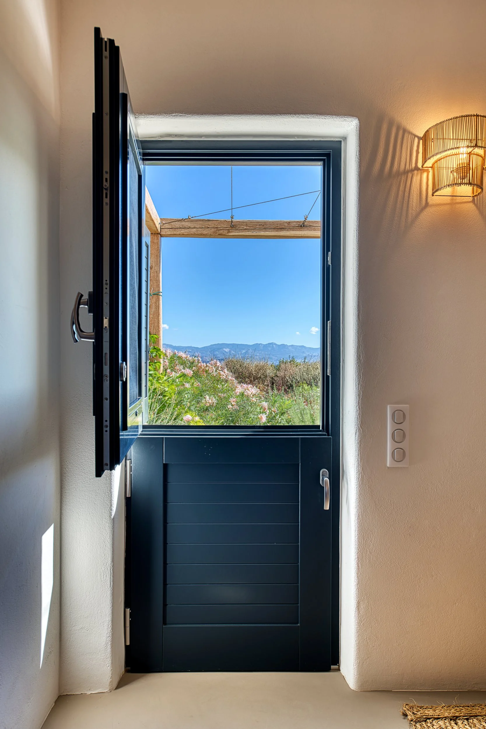 28-guest-house-entrance-kostos-paros-01.jpg