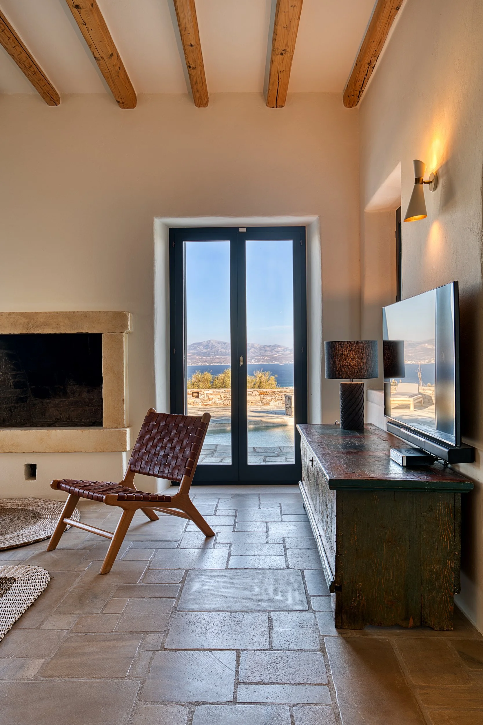 10-sitting-room-fireplace-kostos-paros-01.jpg