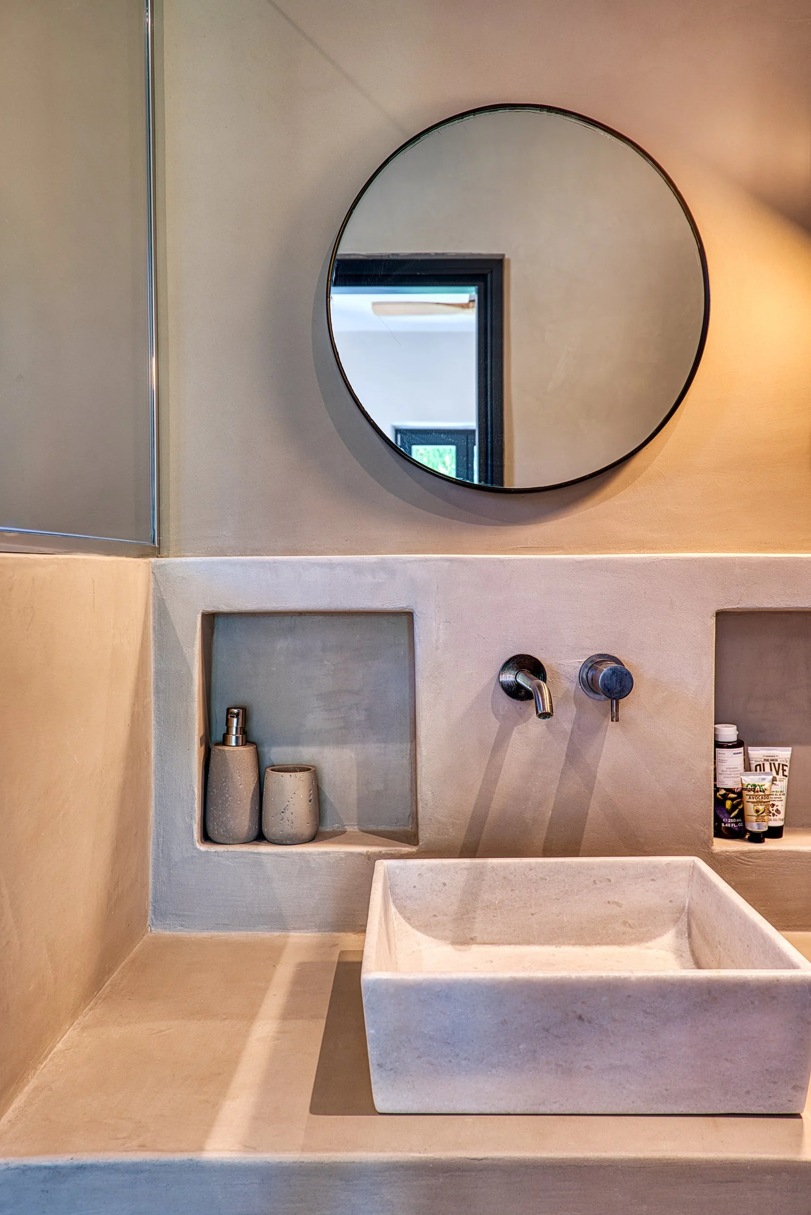 42-guest-house-shower-room-kostos-paros-01.jpg