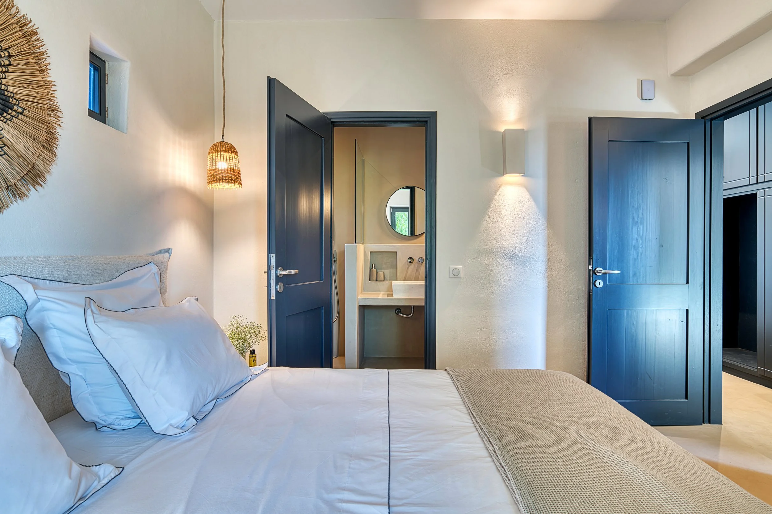39-guest-house-bedroom-kostos-paros-01.jpg
