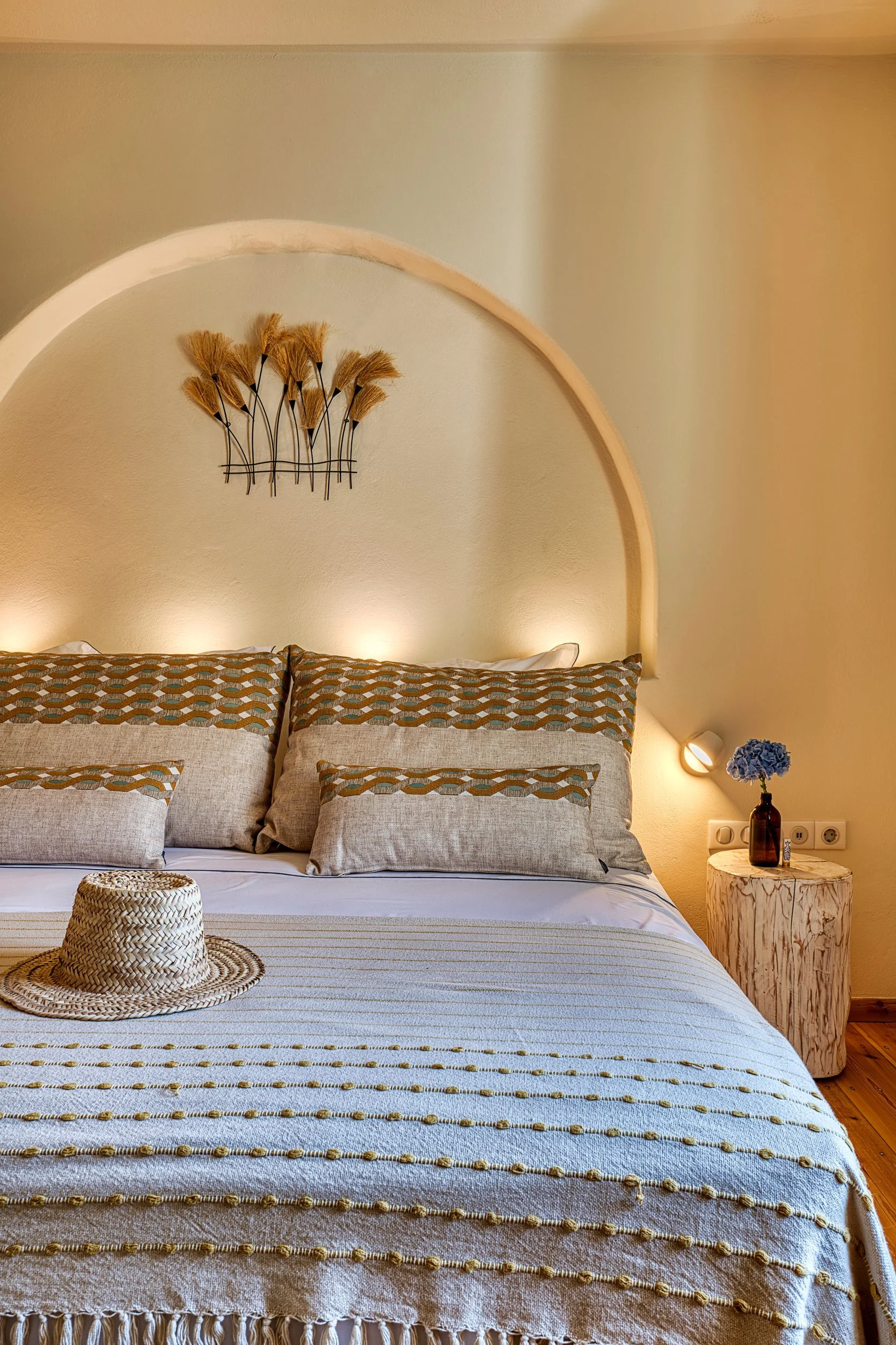 22-bedroom-kostos-paros-02.jpg