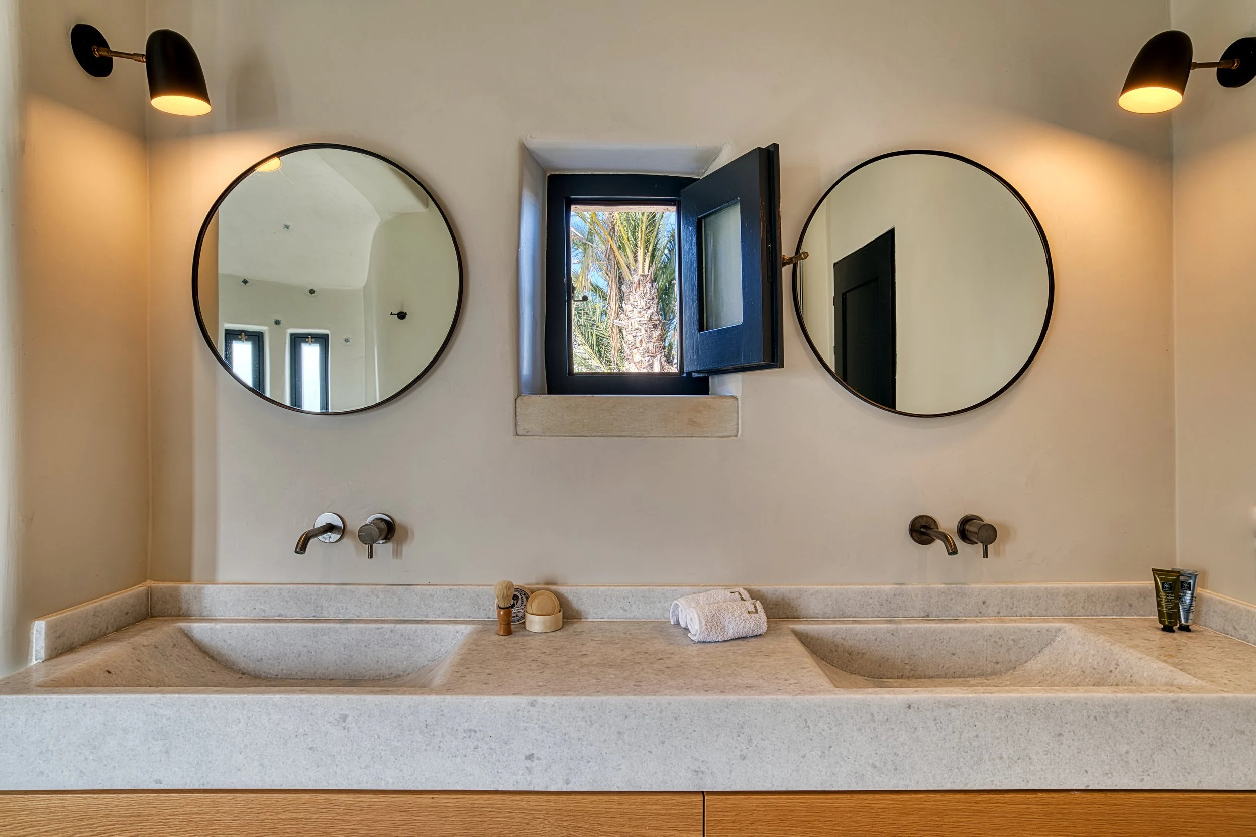 25-bathroom-kostos-paros-02.jpg