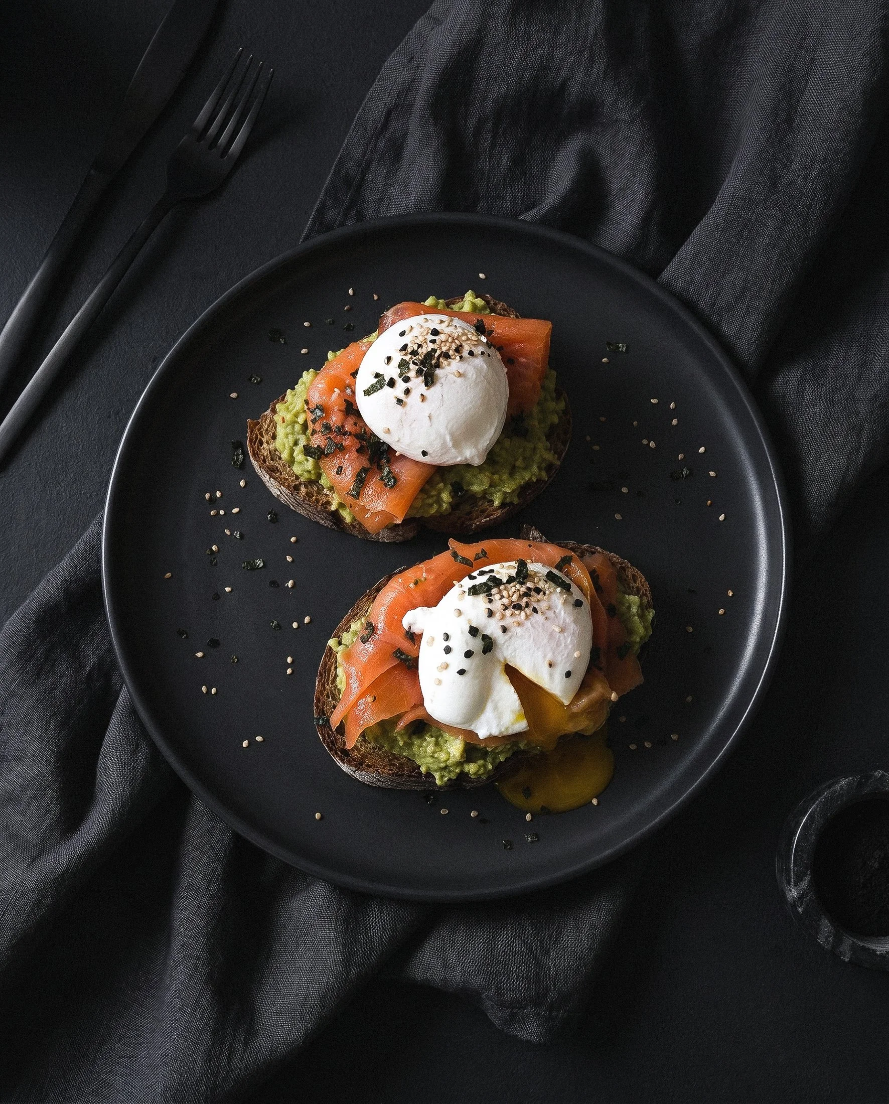 Imagem editorial de food content com prato sobre tecido escuro, pensada para marcas de restauração e hospitality.