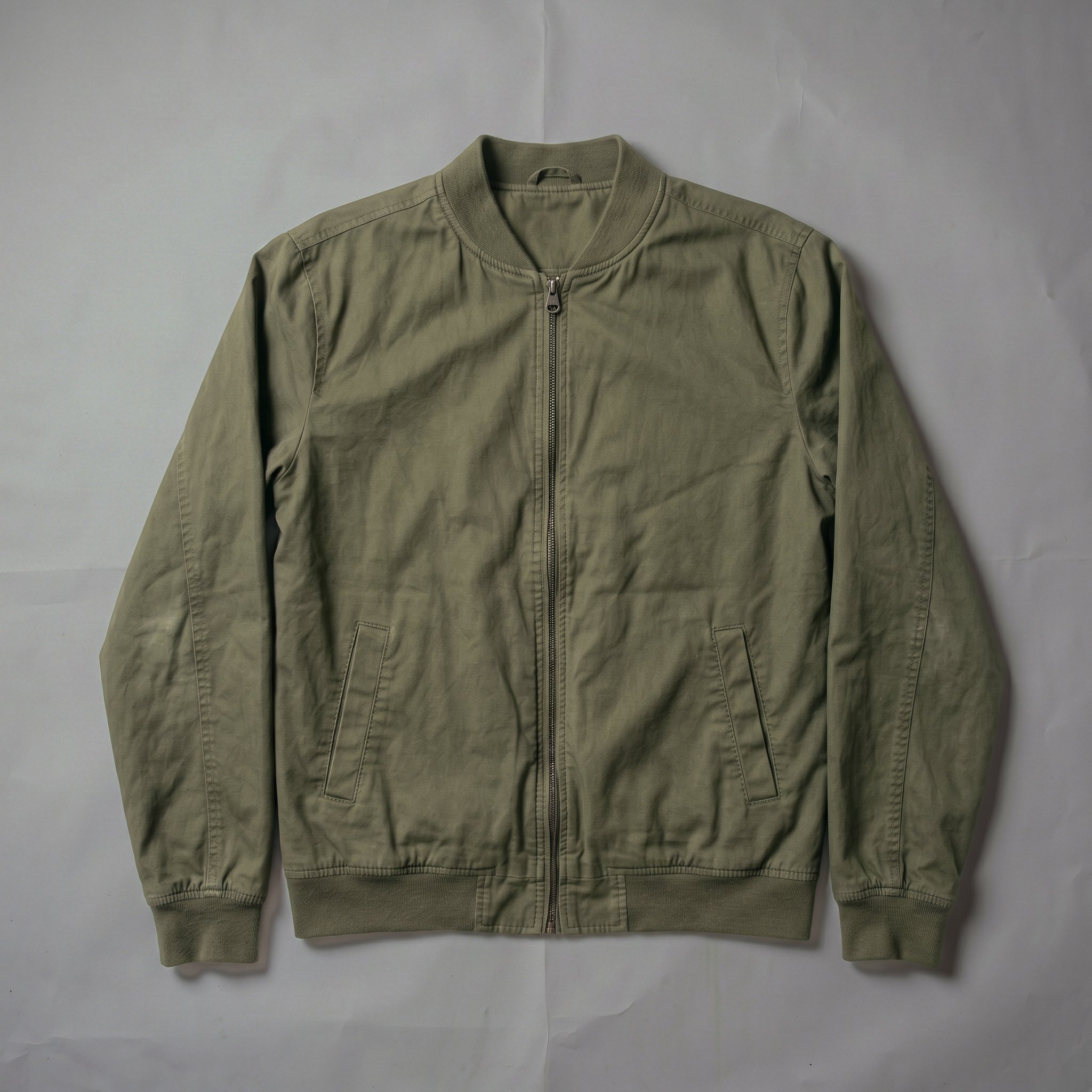 Fotografia original de um casaco verde usado como imagem de produto para moda e acessórios.