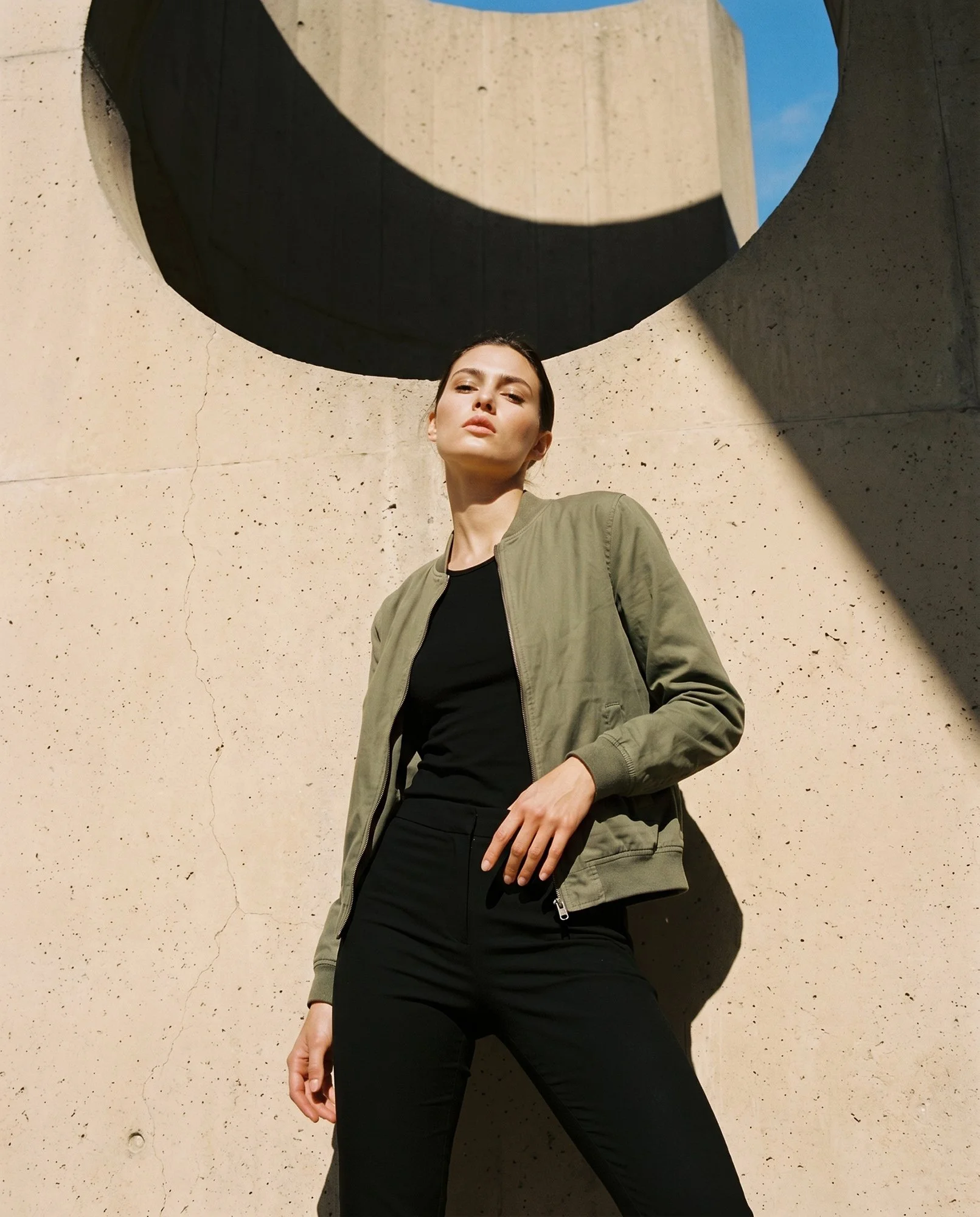 Imagem editorial de moda criada a partir de um casaco verde, apresentada com modelo em ambiente sofisticado.